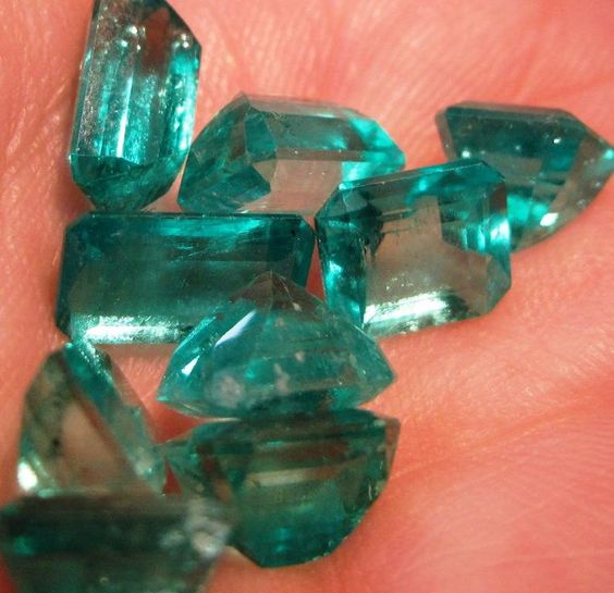 Differences between treated and untreated emeralds