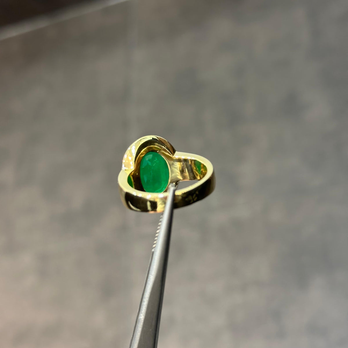 Anillo de esmeralda colombiana