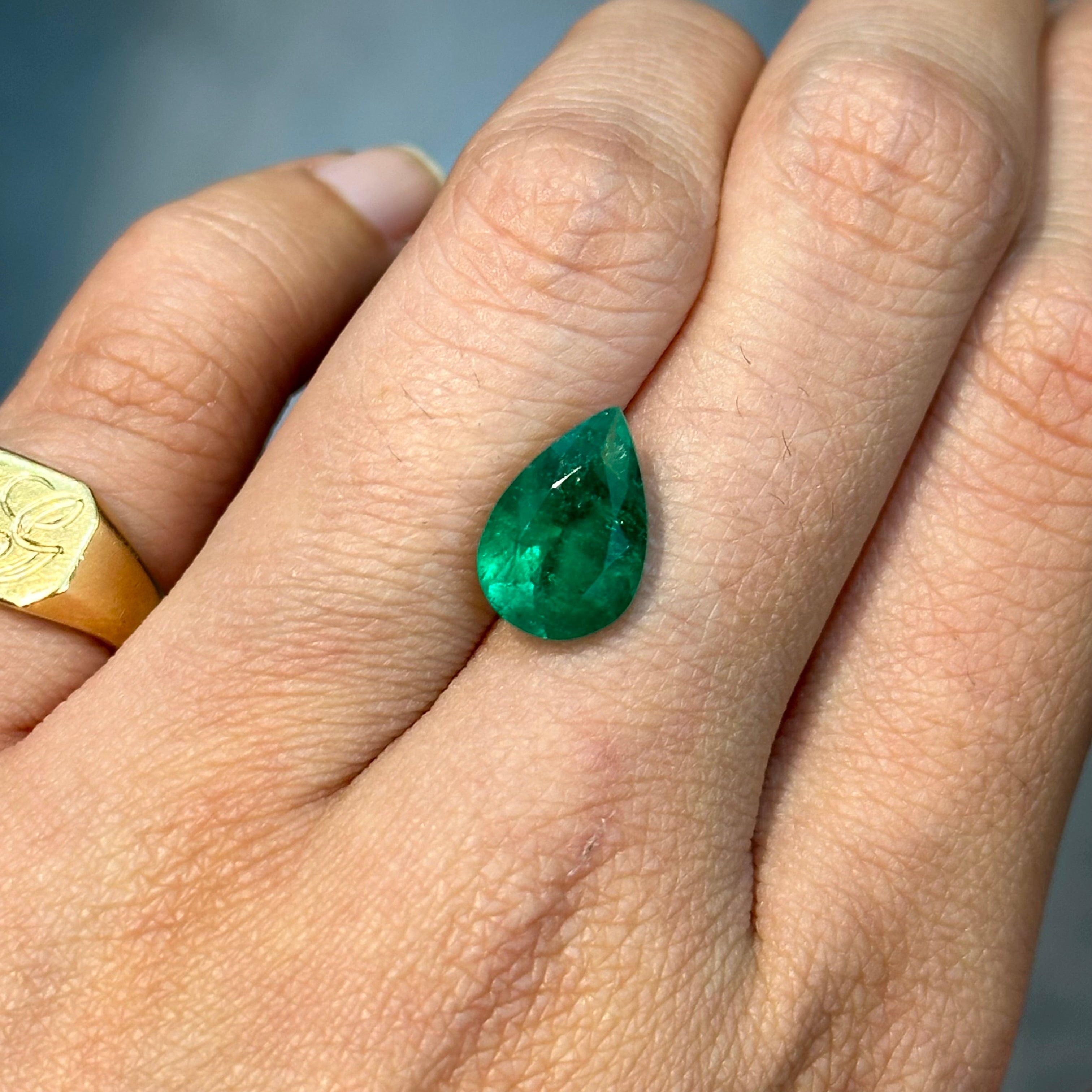 Splendeur scintillante : Émeraude colombienne en forme de poire de 2,98 carats
