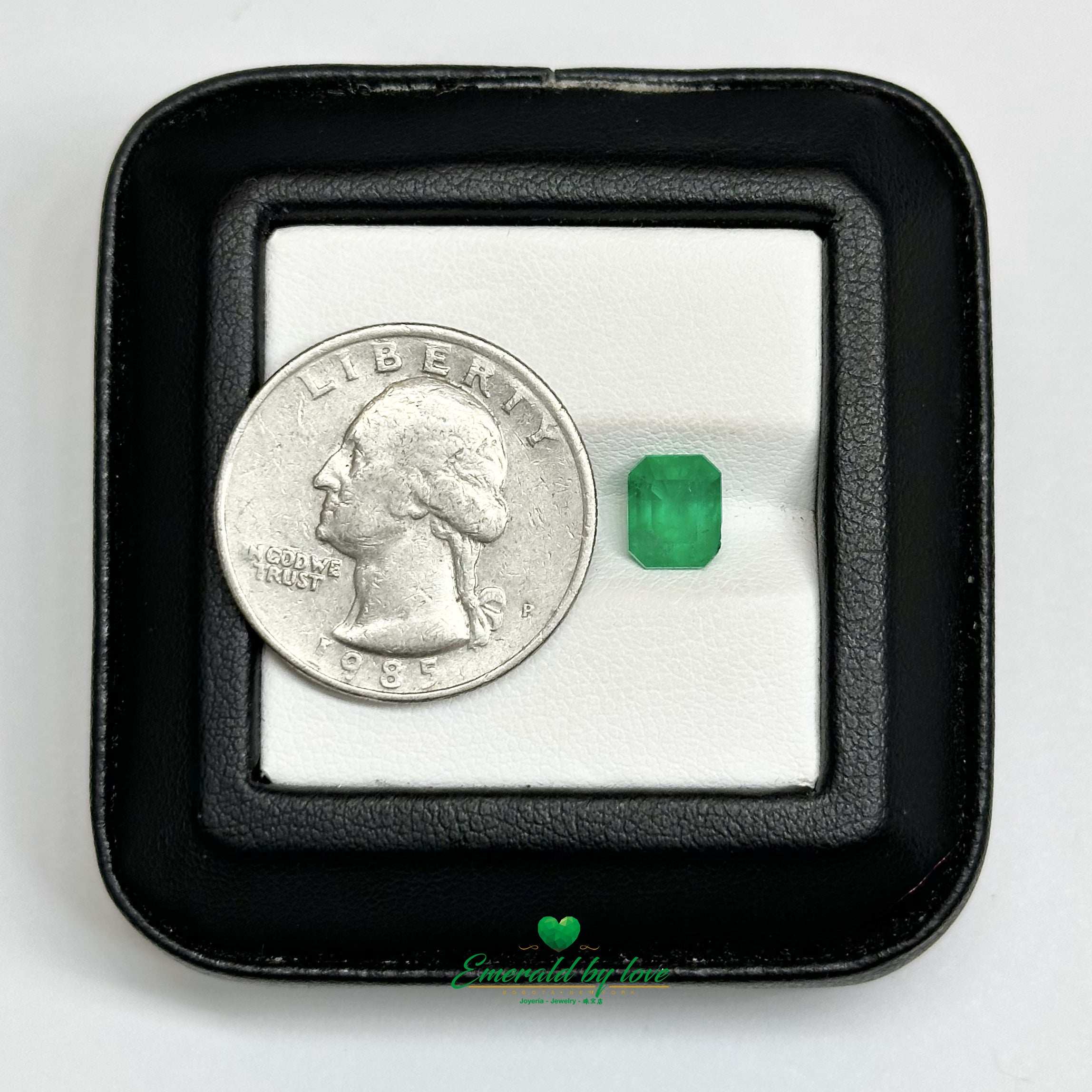 Émeraude verte vive de 1,37 ct, taille émeraude, d'une clarté exceptionnelle