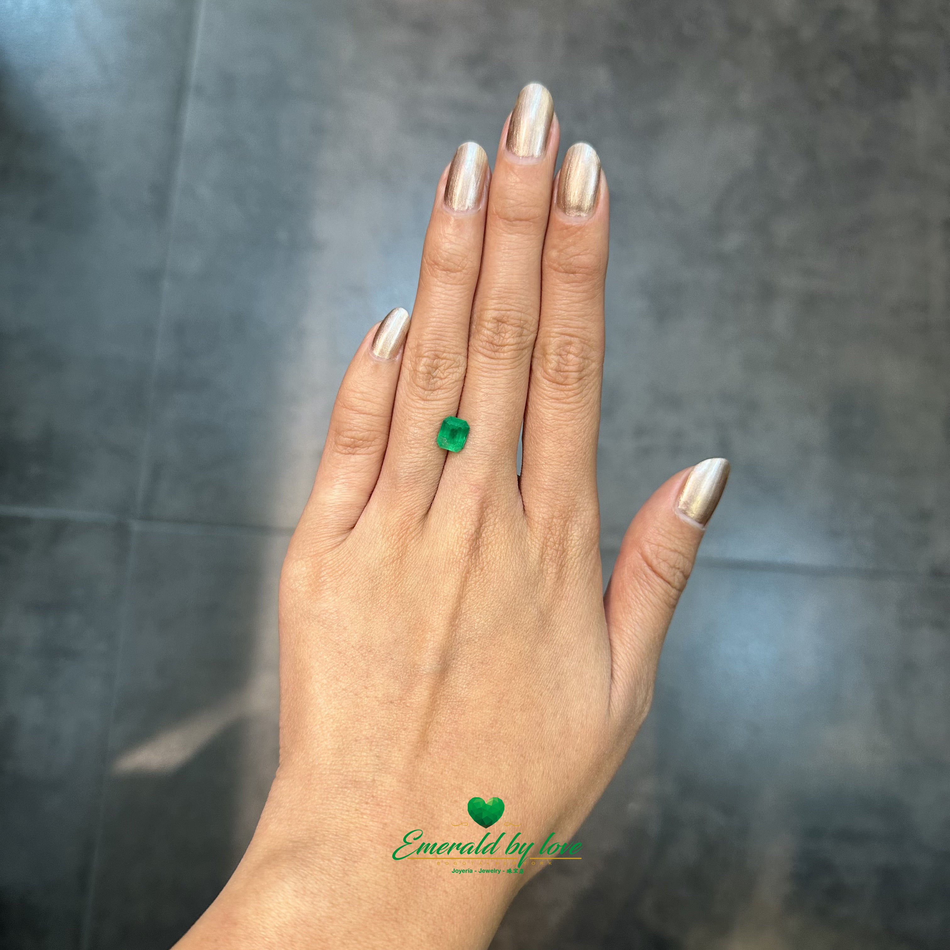 Émeraude verte vive de 1,37 ct, taille émeraude, d'une clarté exceptionnelle