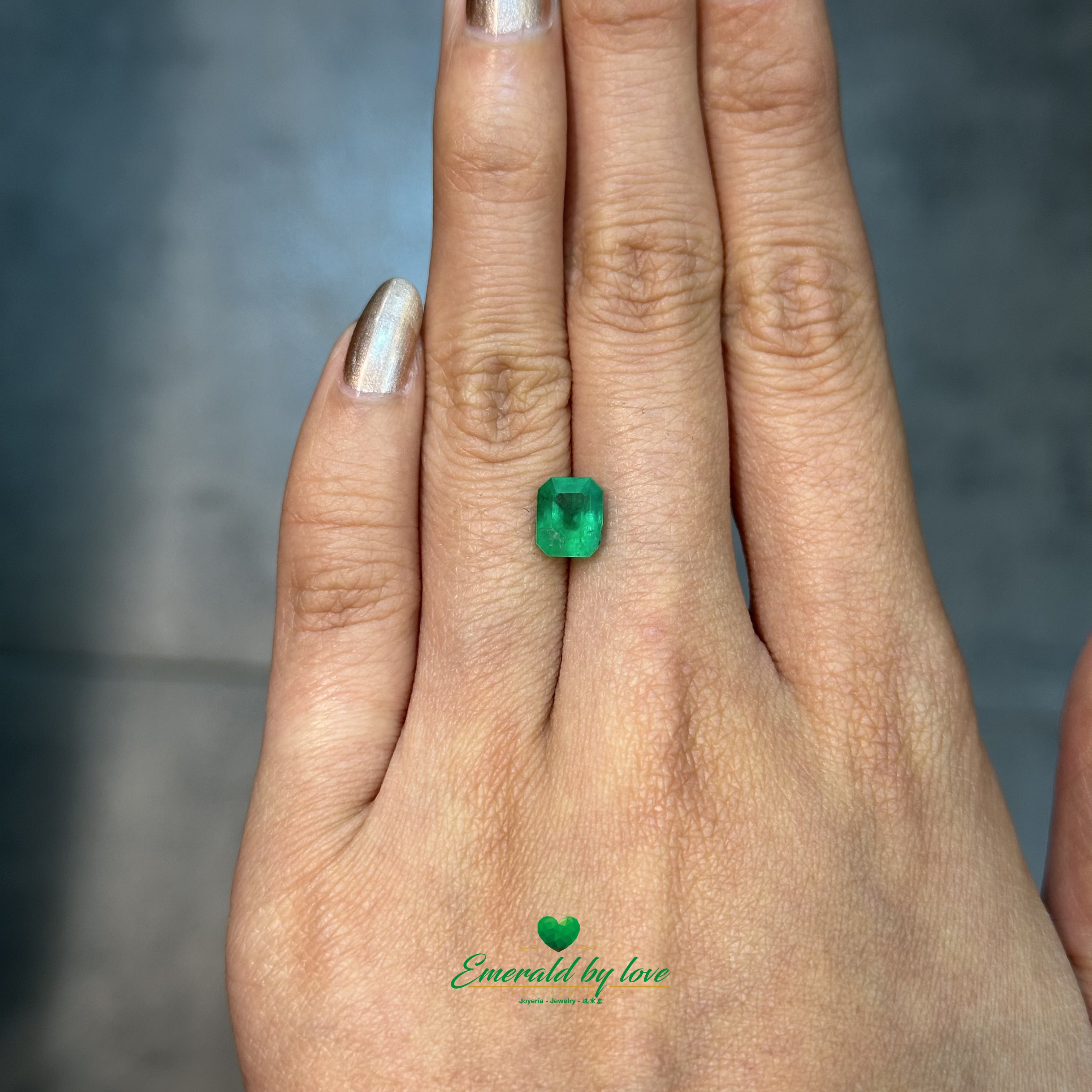 Émeraude verte vive de 1,37 ct, taille émeraude, d'une clarté exceptionnelle