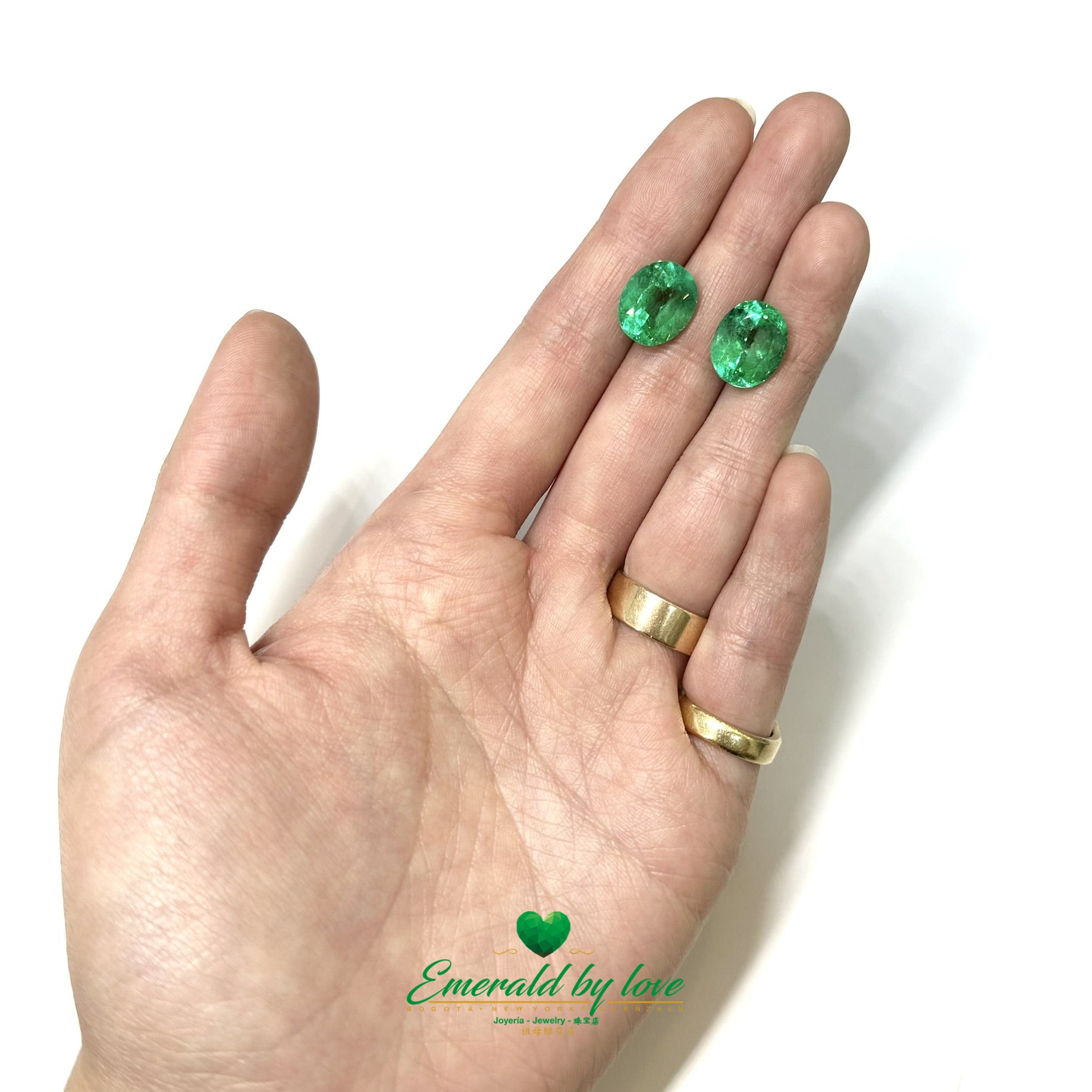 Paires d'émeraudes colombiennes exquises : chacune brillante de 11 carats.