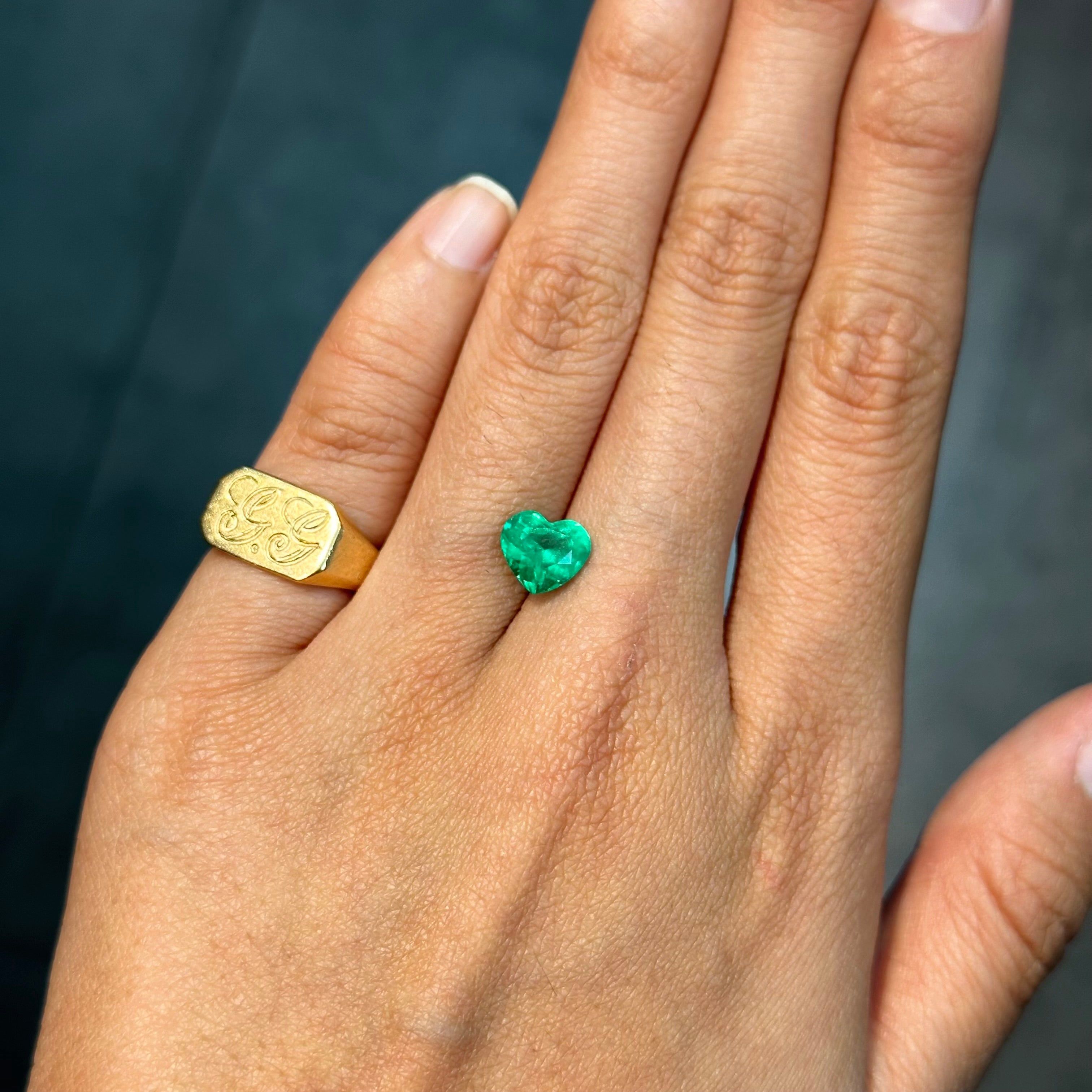 Splendeur d'une émeraude colombienne en forme de cœur de 1,62 carat