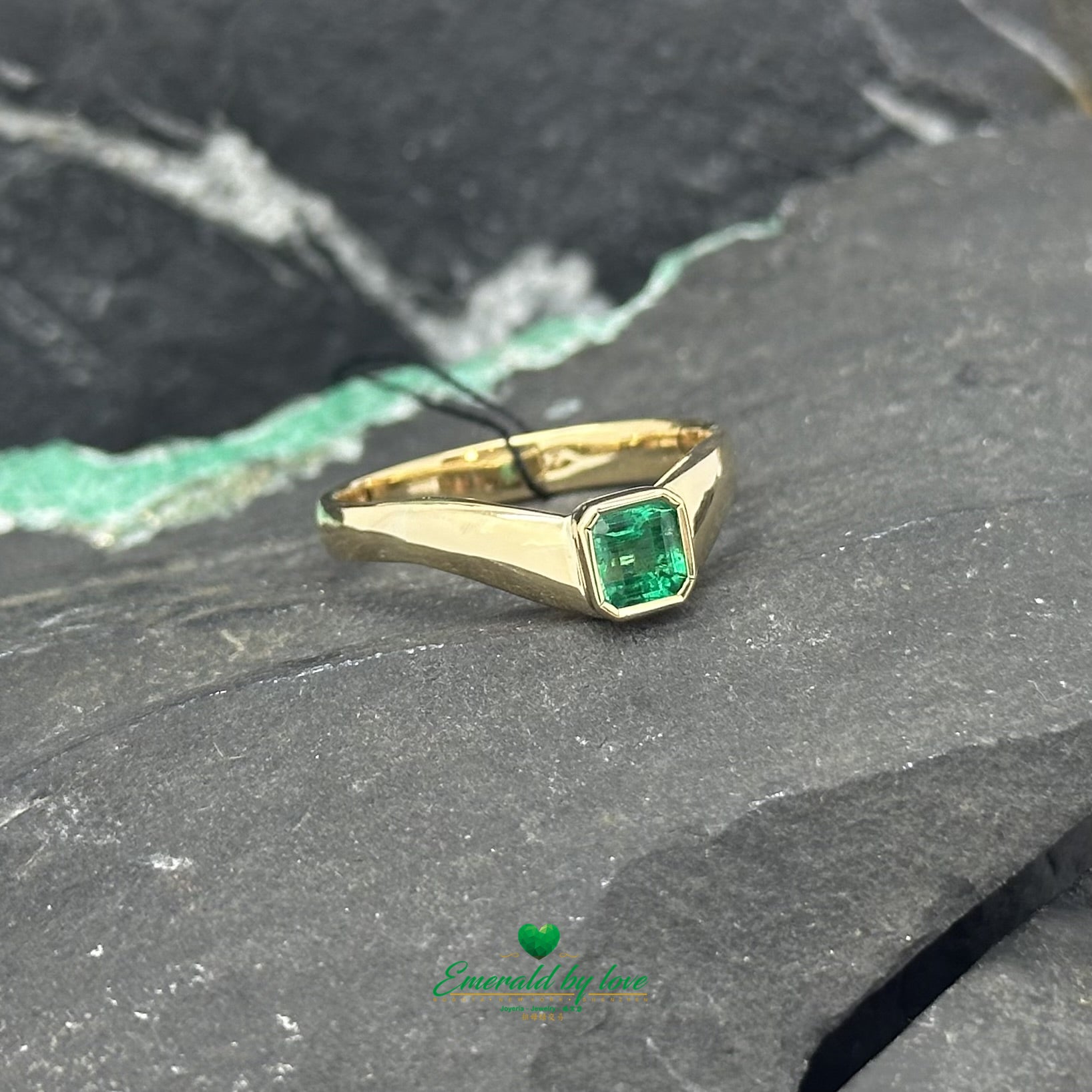 A classic solitaire ring in 14k gold with Colombian emerald, ideal for lovers of elegant and minimalistic design.