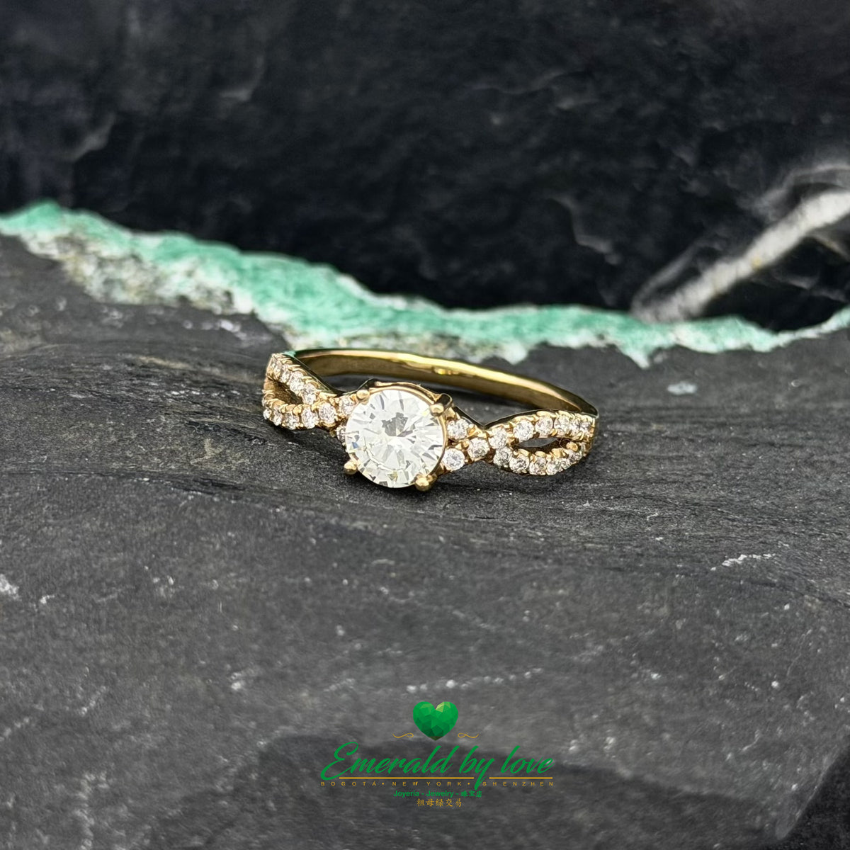 18K Gold Open-Design Ring with Central Stone