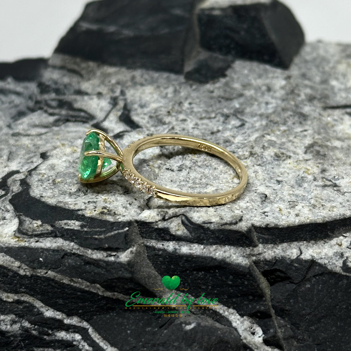 18K Gold Ring Featuring a Heart-Cut Emerald and Diamond Band