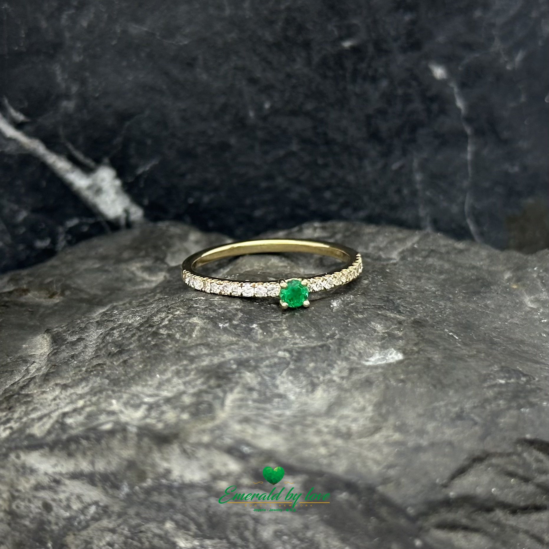 Shine in timeless luxury—Colombian emerald and diamonds in a perfect 18K gold finish.