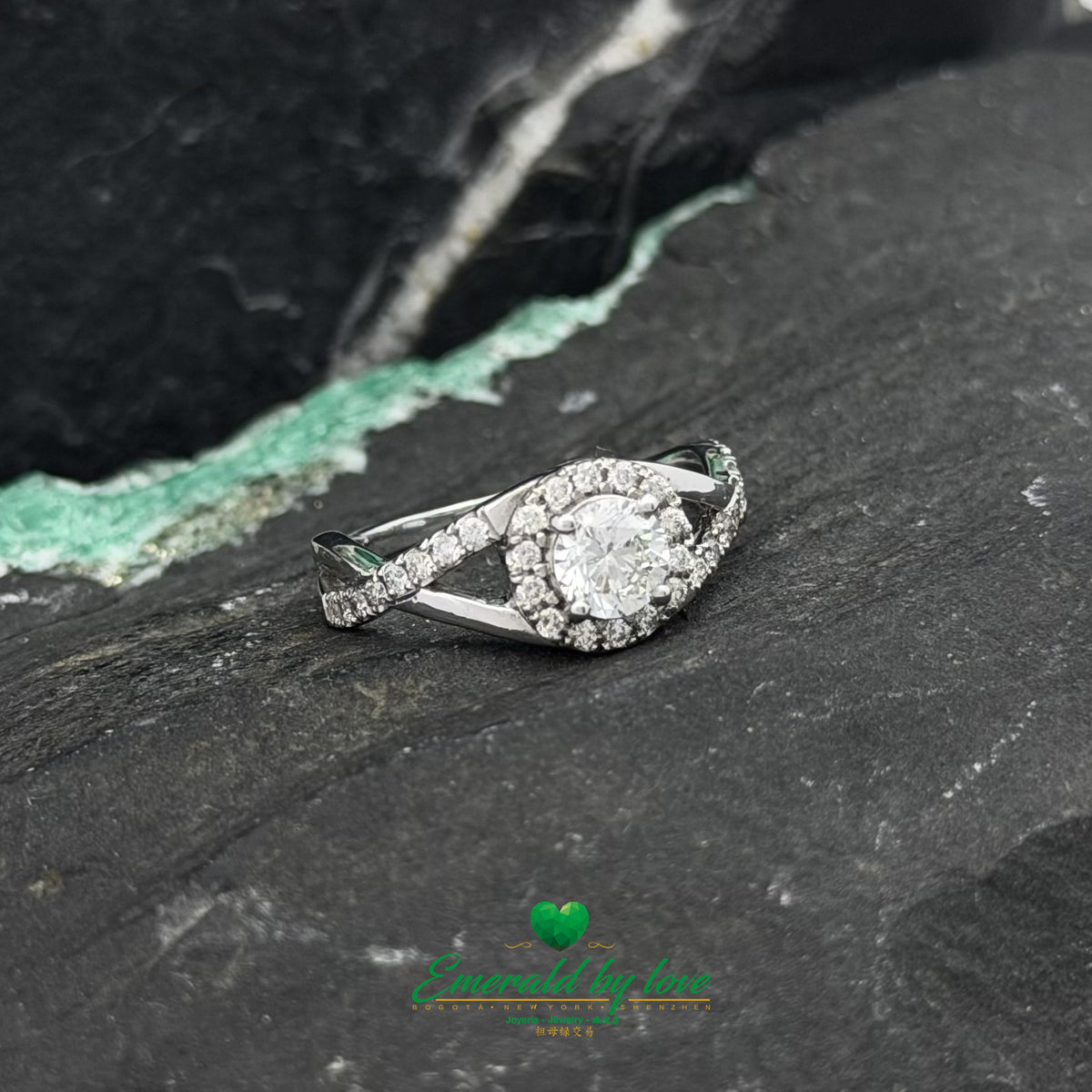 18K White Gold Ring with Eye-Inspired Diamond Design