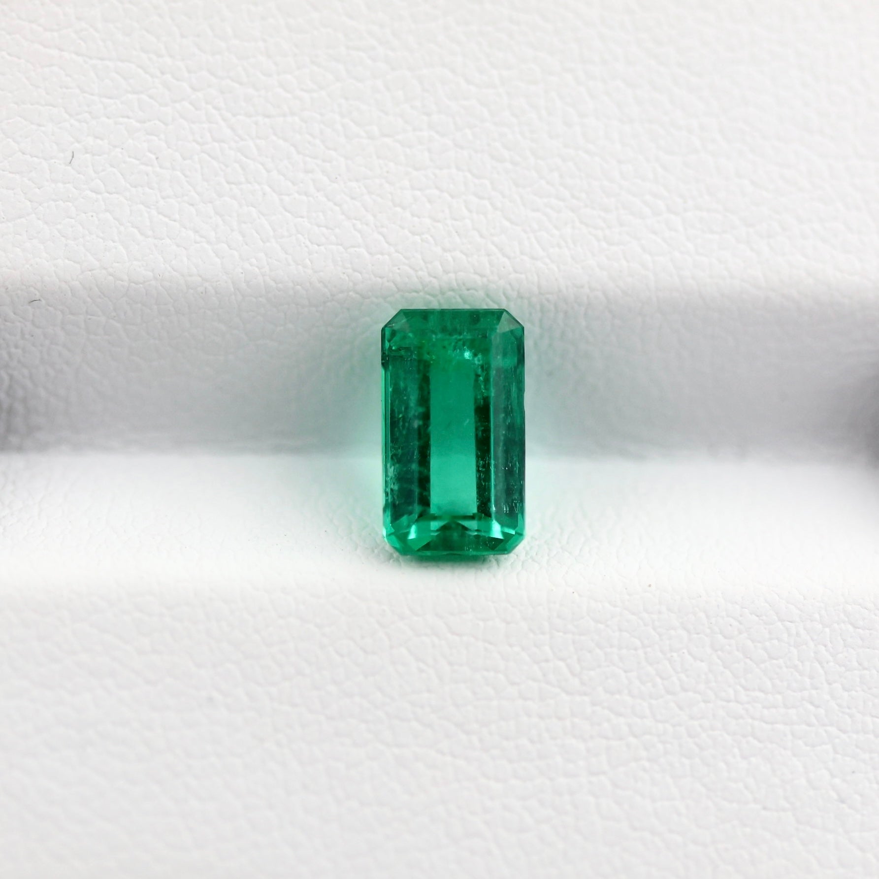 Natural 1.48 Carat Loose Colombian Emerald Premium Hand Minor Oil