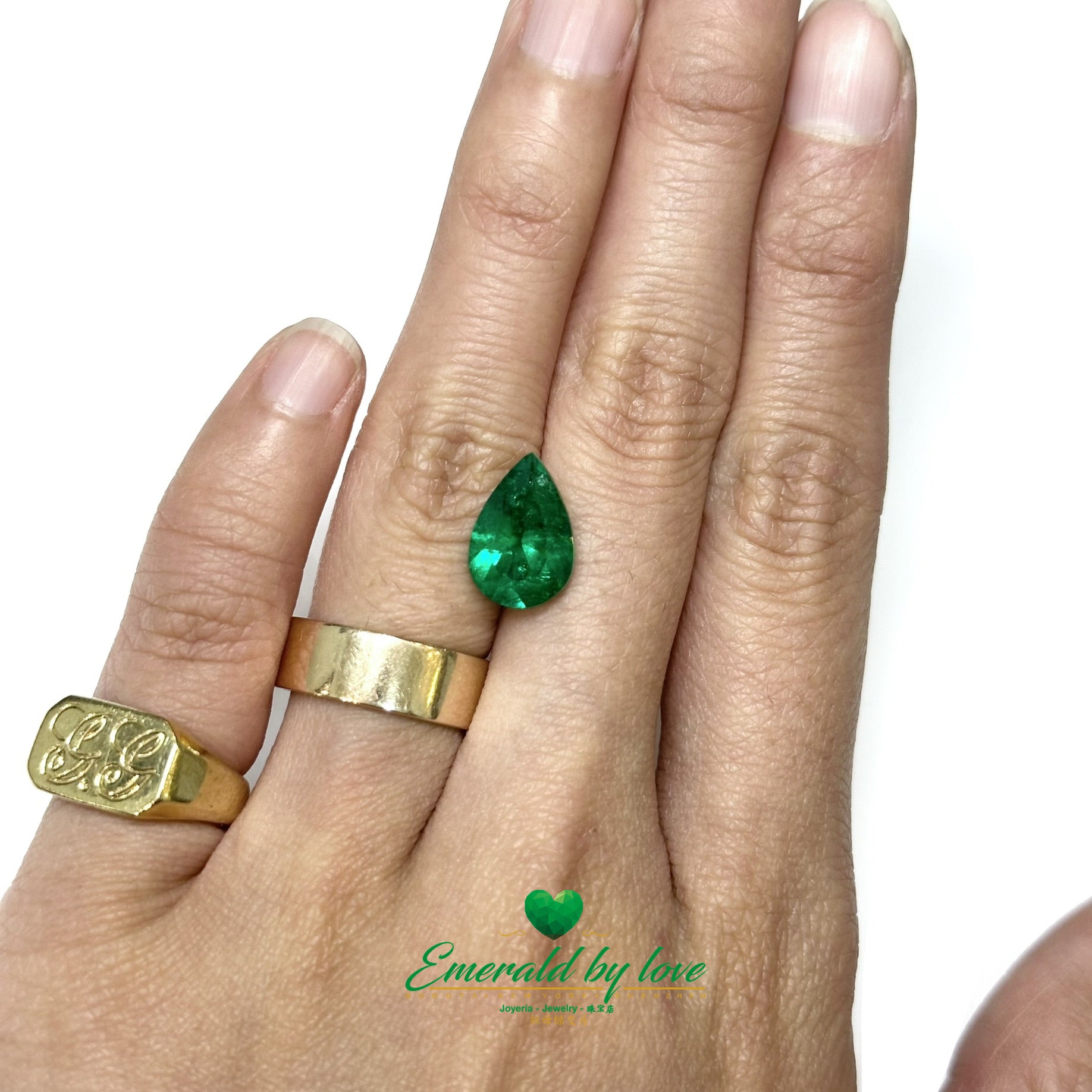 Splendeur scintillante : Émeraude colombienne en forme de poire de 2,98 carats