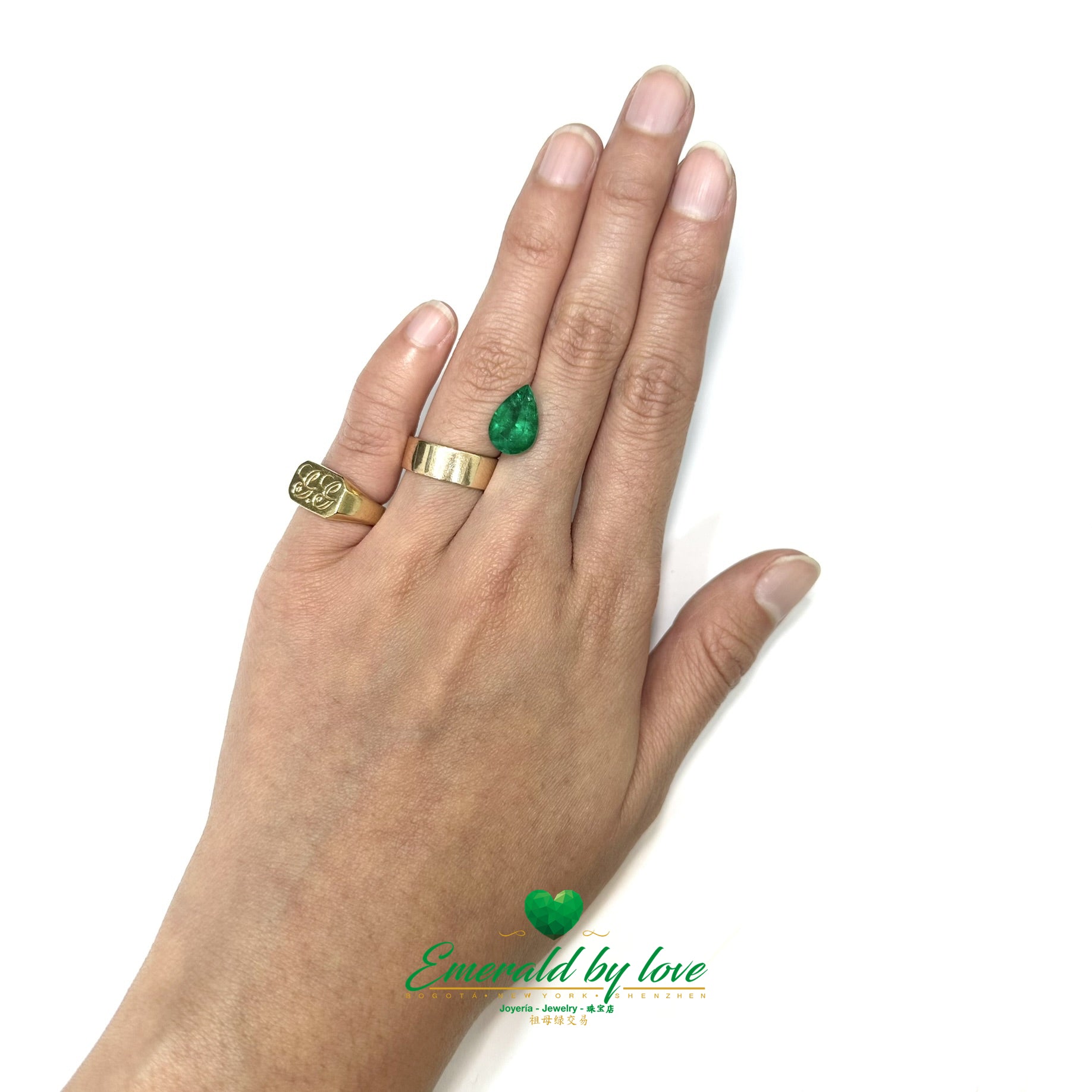 Splendeur scintillante : Émeraude colombienne en forme de poire de 2,98 carats