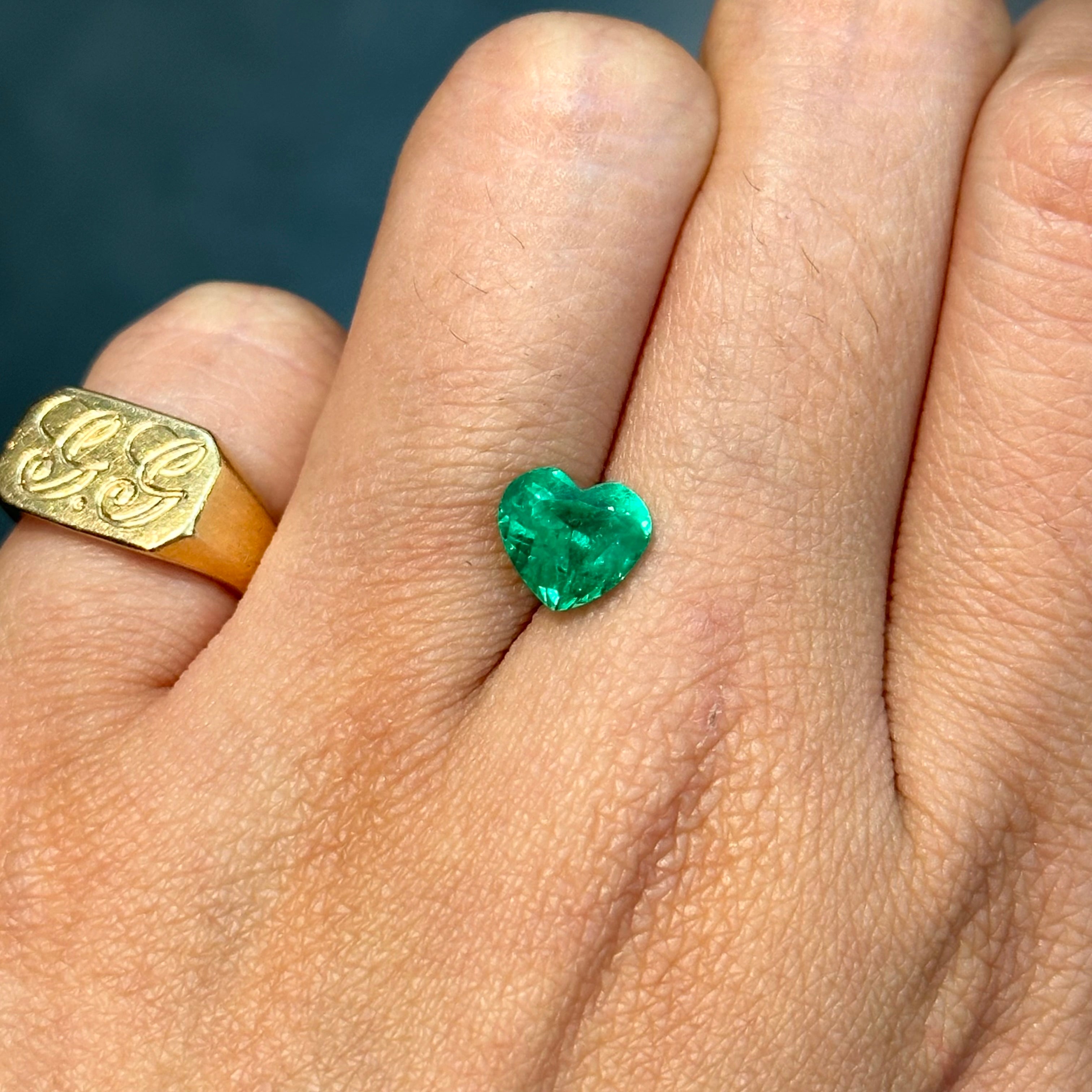 Splendeur d'une émeraude colombienne en forme de cœur de 1,62 carat