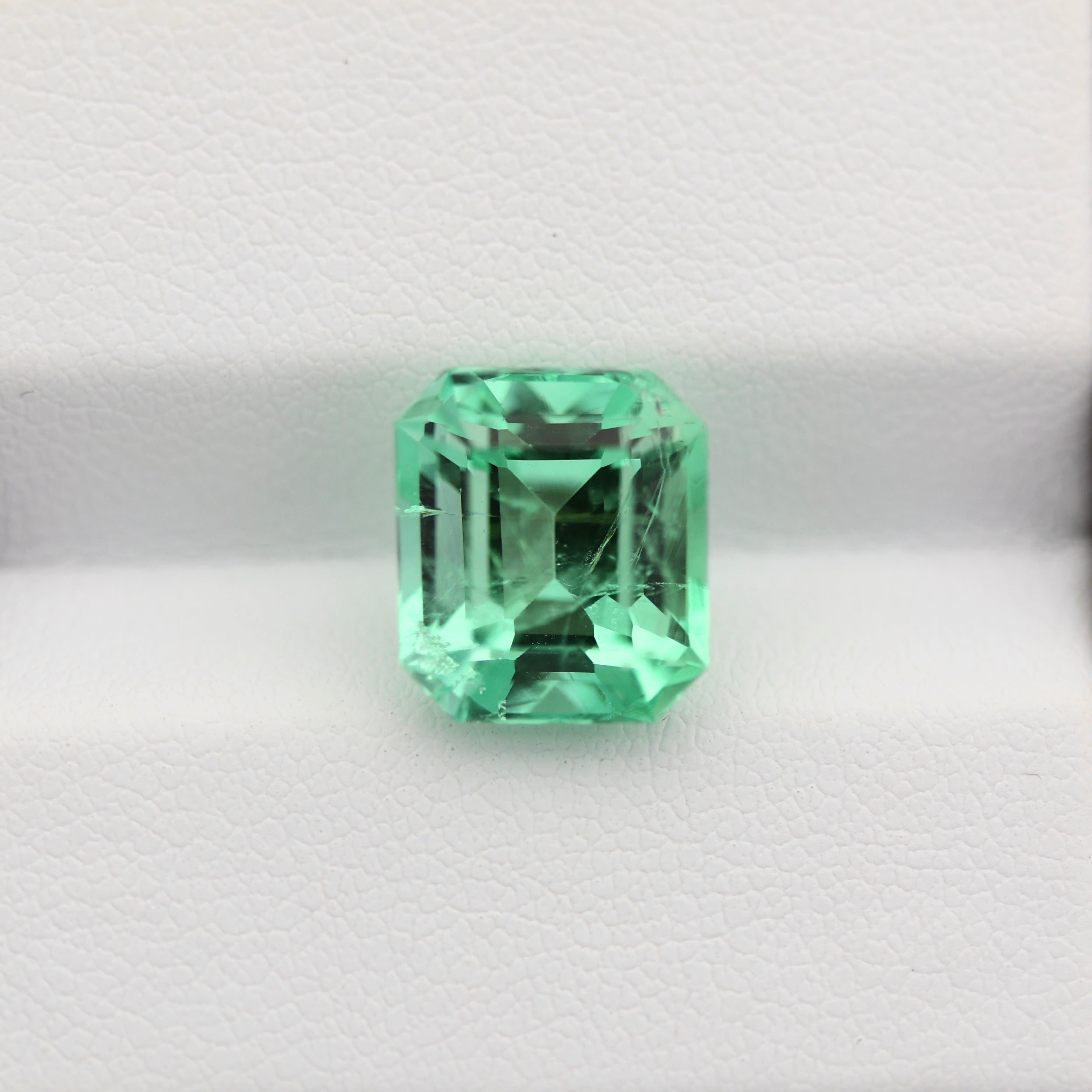 4.99 Carat Colombian Emerald Alpine Green – High Clarity Gemstone from Western Mines