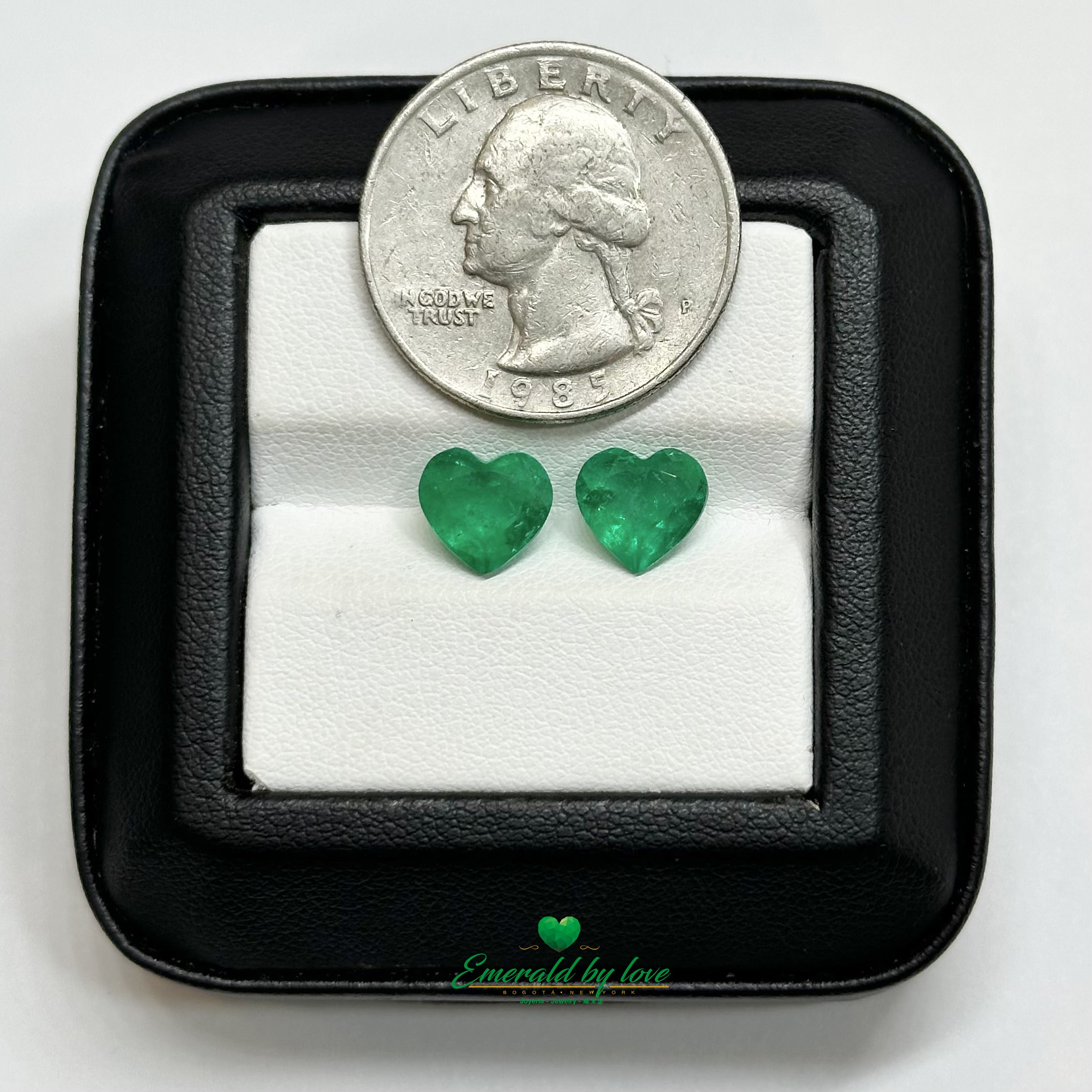 Exquisito par de esmeraldas sueltas en forma de corazón, 3,2 cts.