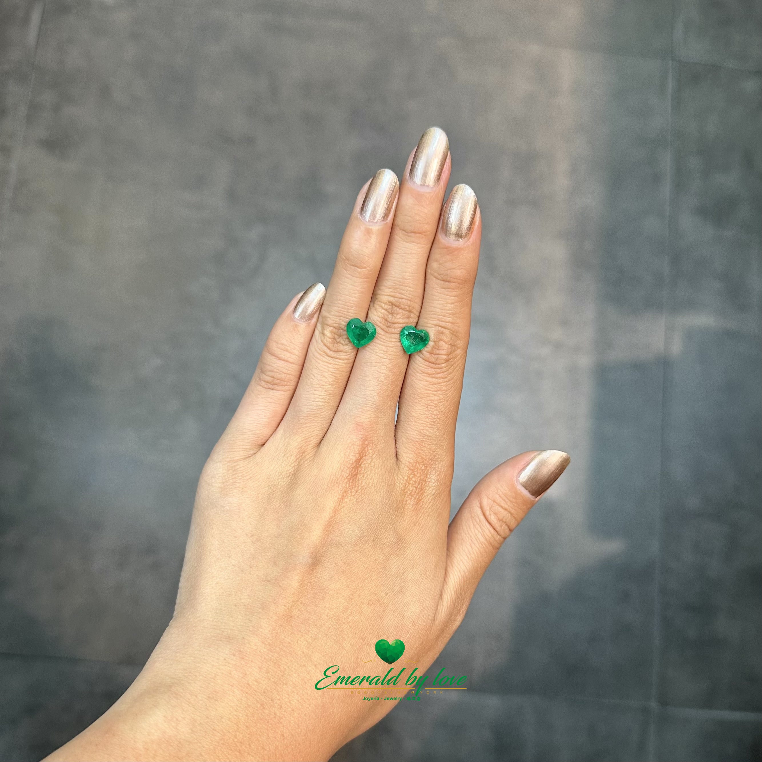 Exquisito par de esmeraldas sueltas en forma de corazón, 3,2 cts.