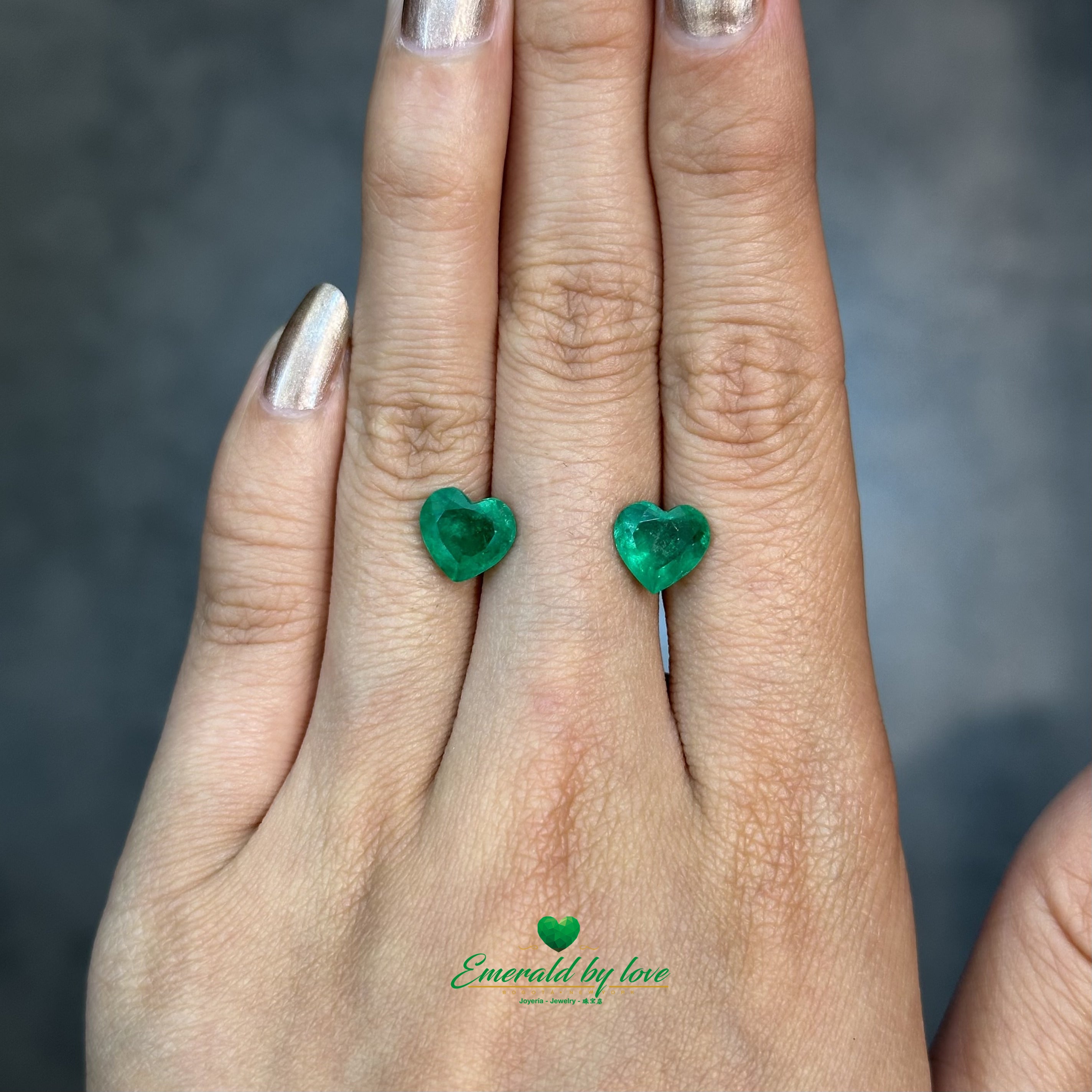 Exquisito par de esmeraldas sueltas en forma de corazón, 3,2 cts.