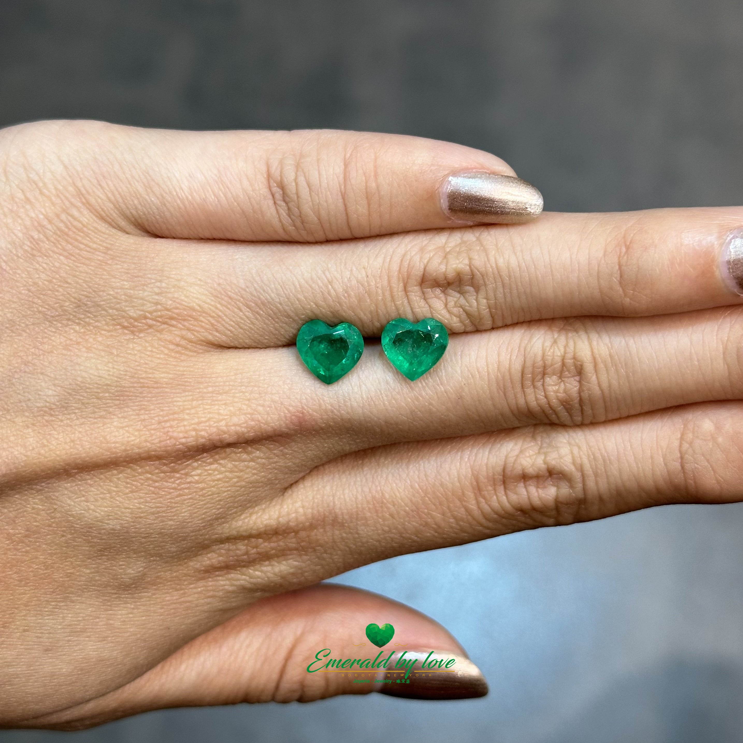 Exquisito par de esmeraldas sueltas en forma de corazón, 3,2 cts.