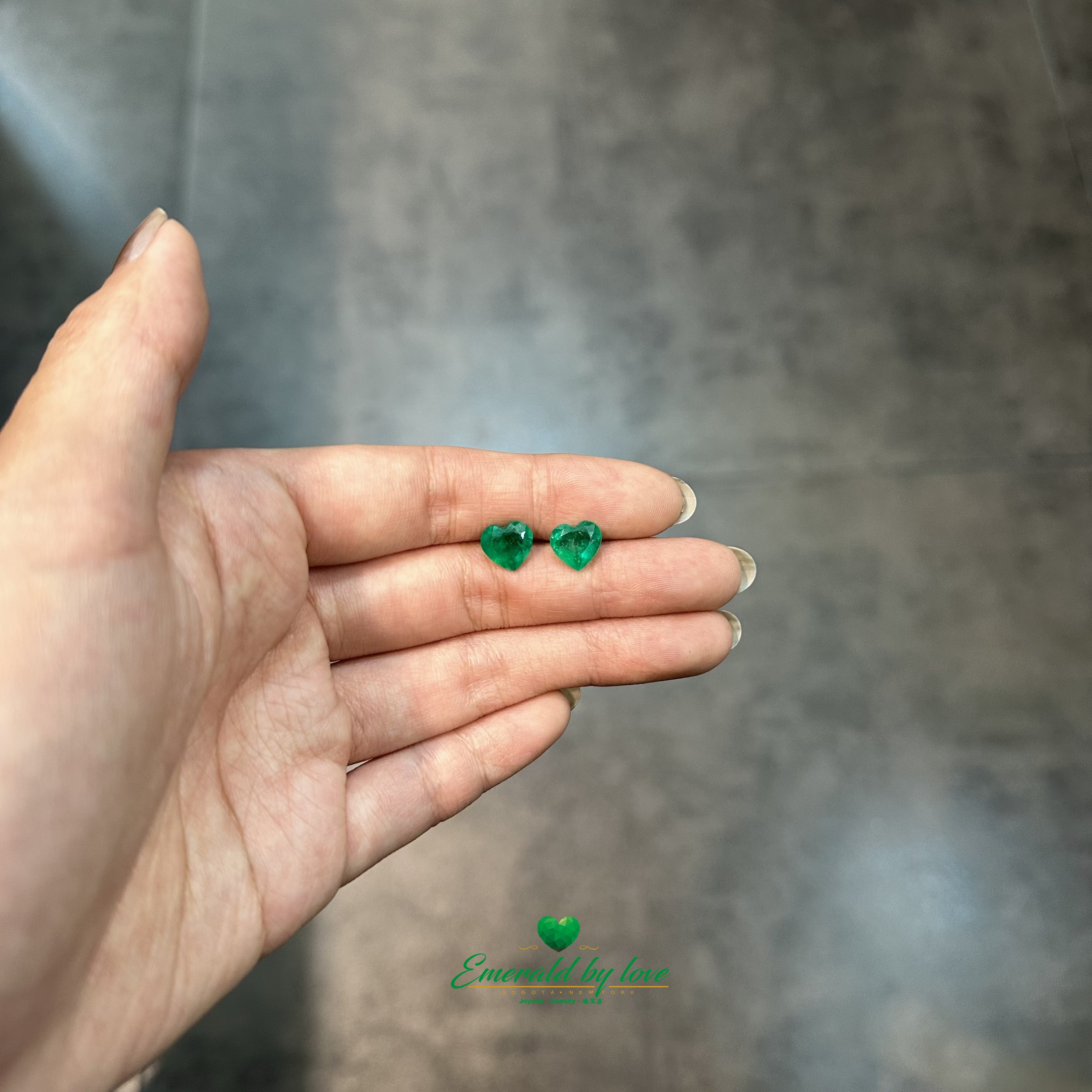 Exquisito par de esmeraldas sueltas en forma de corazón, 3,2 cts.