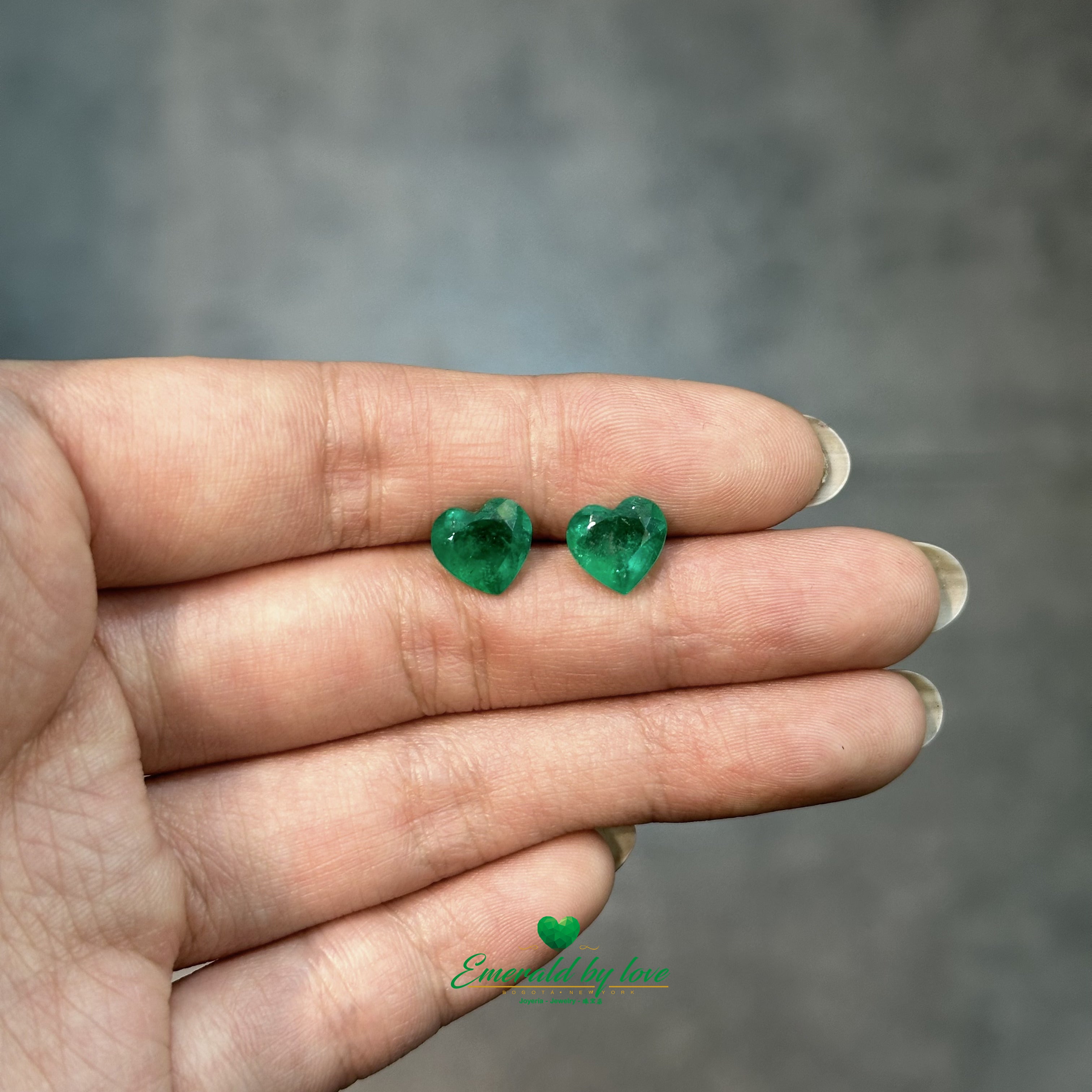 Exquisito par de esmeraldas sueltas en forma de corazón, 3,2 cts.