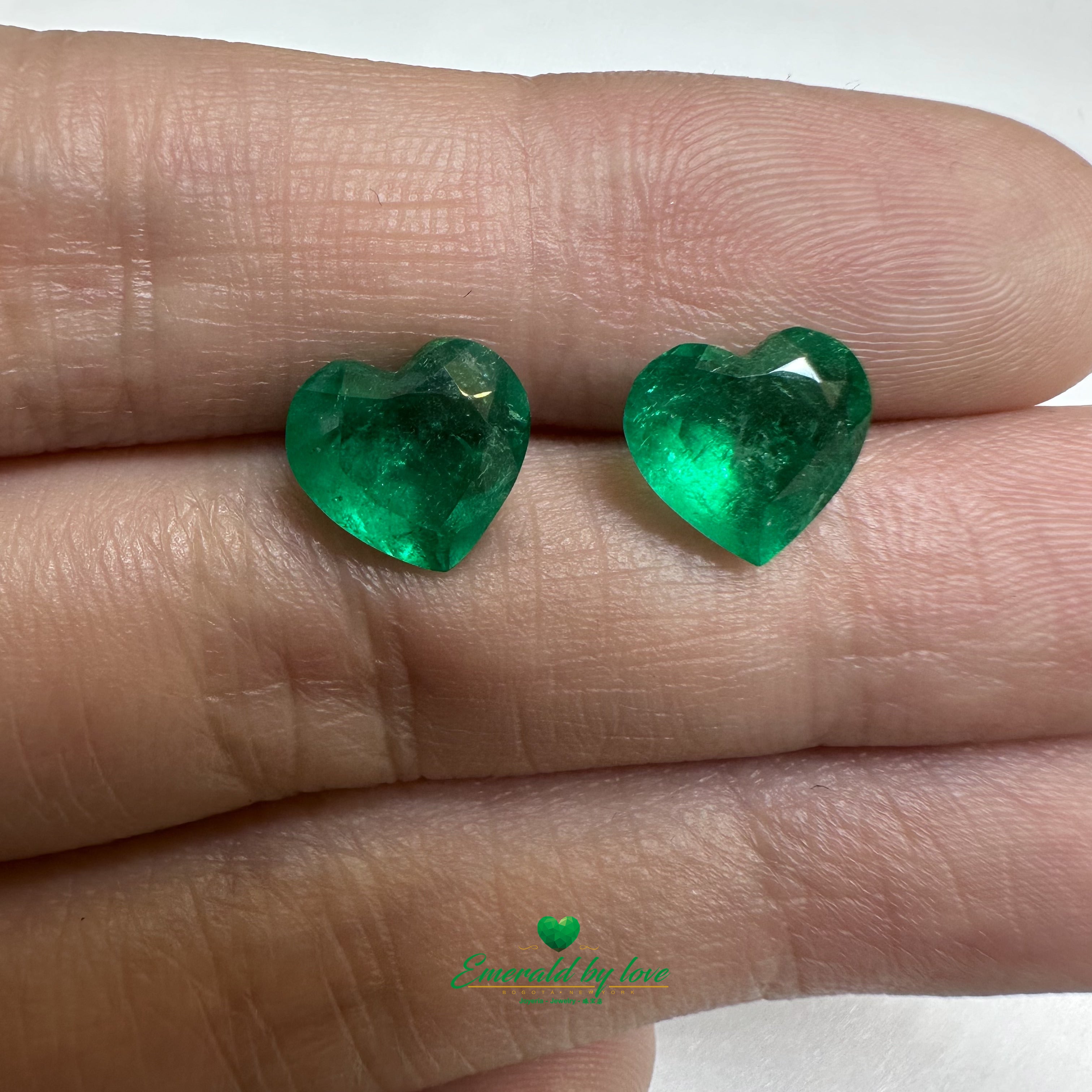 Exquisito par de esmeraldas sueltas en forma de corazón, 3,2 cts.