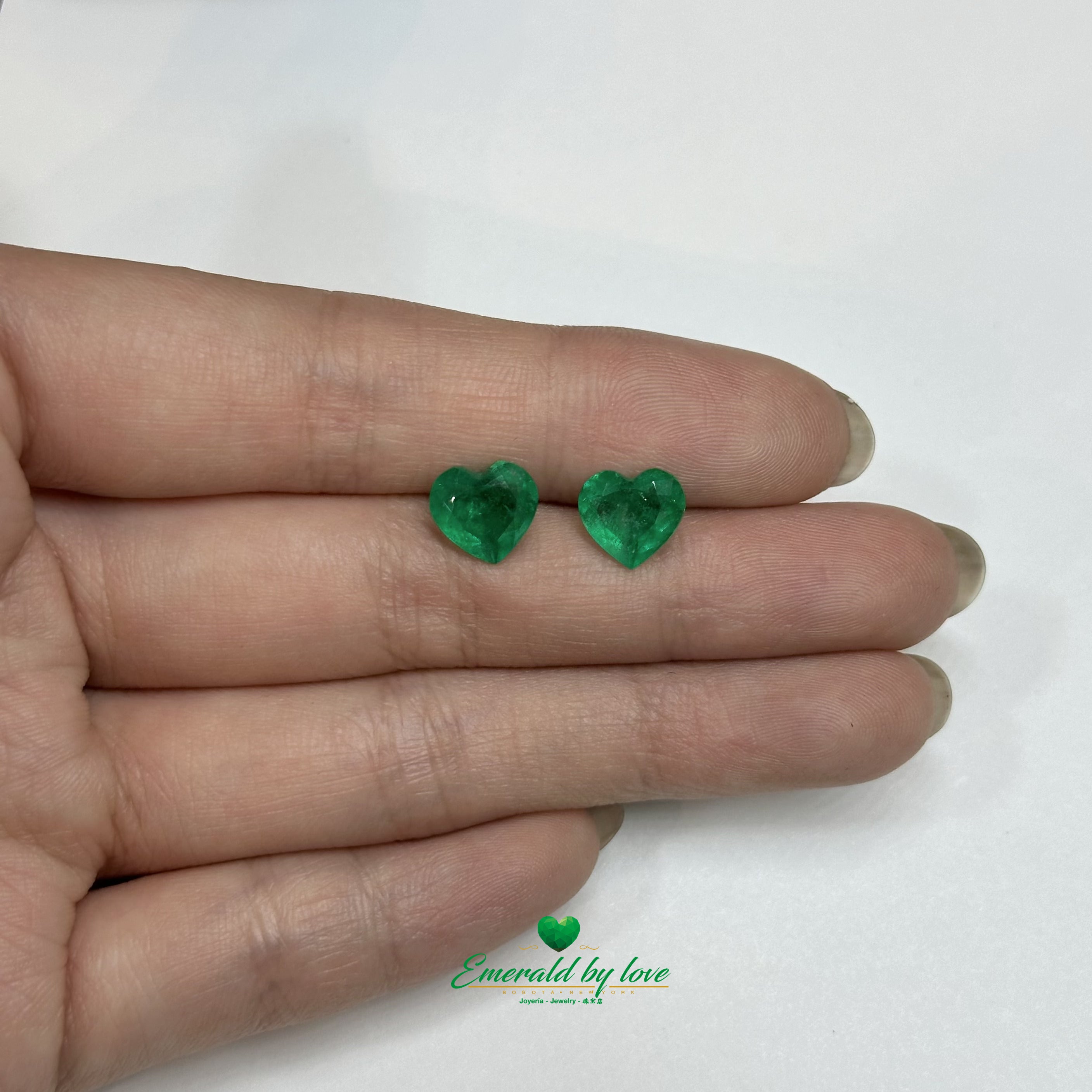 Exquisito par de esmeraldas sueltas en forma de corazón, 3,2 cts.