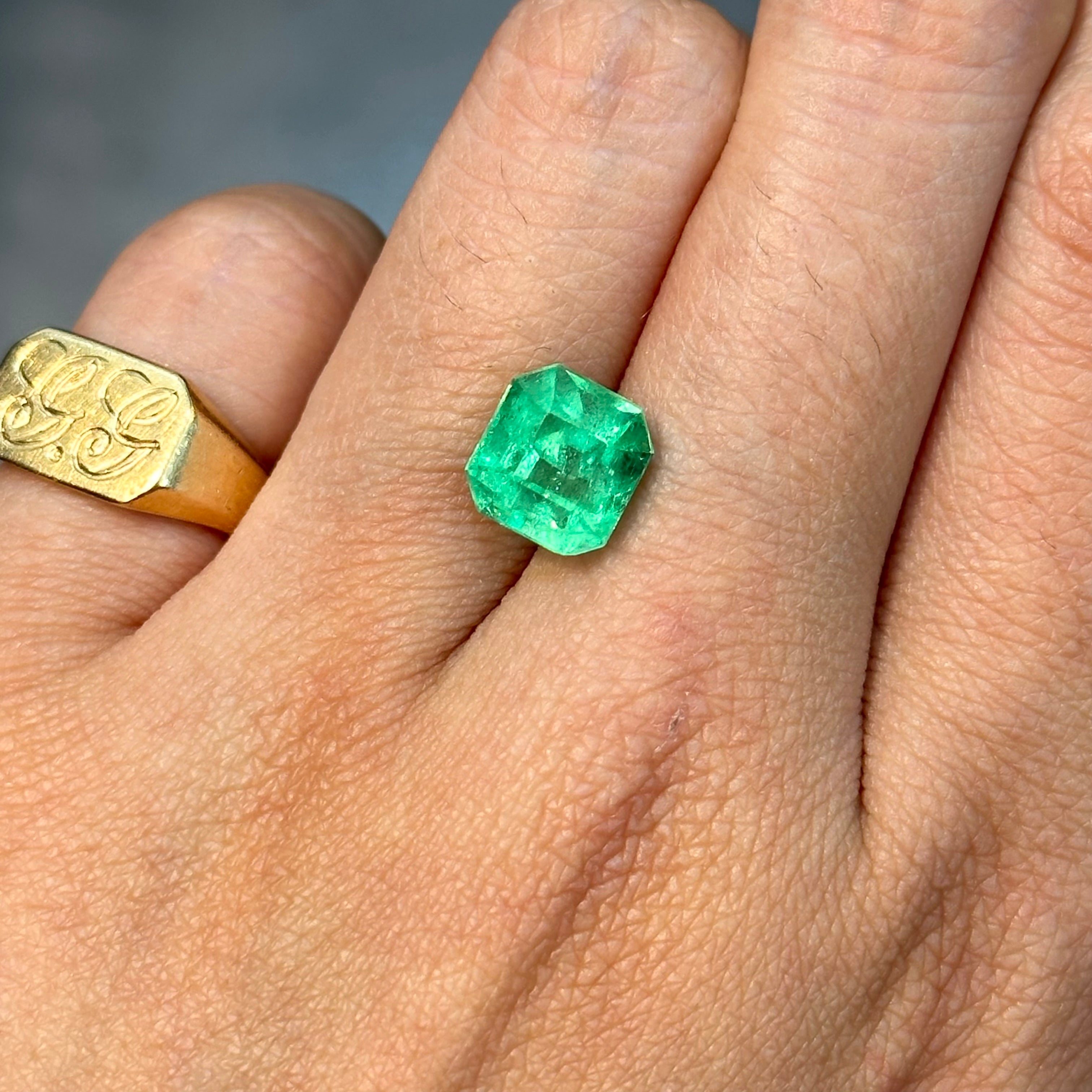 Brilliant Colombian emerald, 3.38 ct, known for its luminous green glow and natural charm