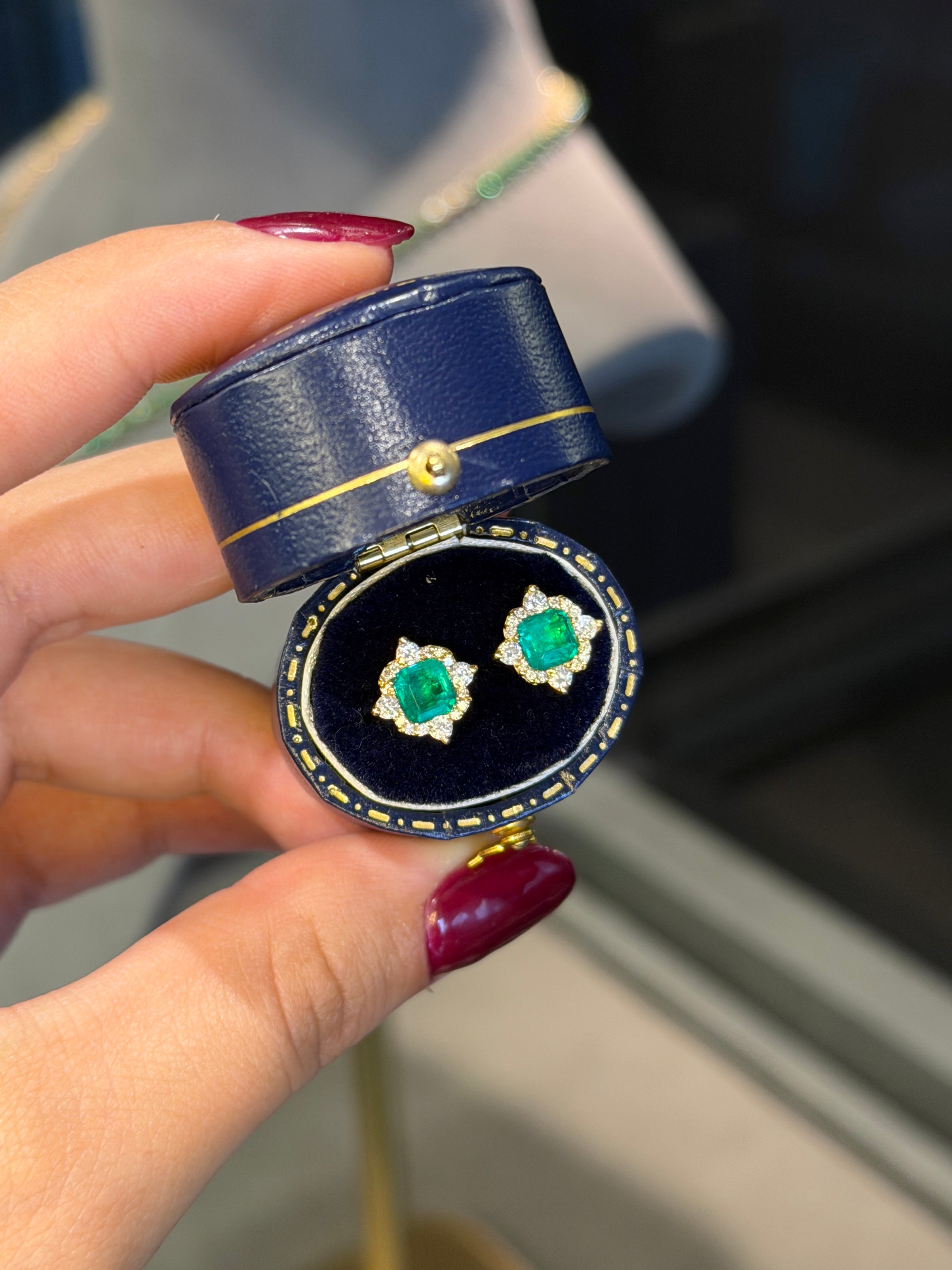 Beautiful Four-Corner Yellow Gold Earrings with Diamonds and Square Colombian Emeralds