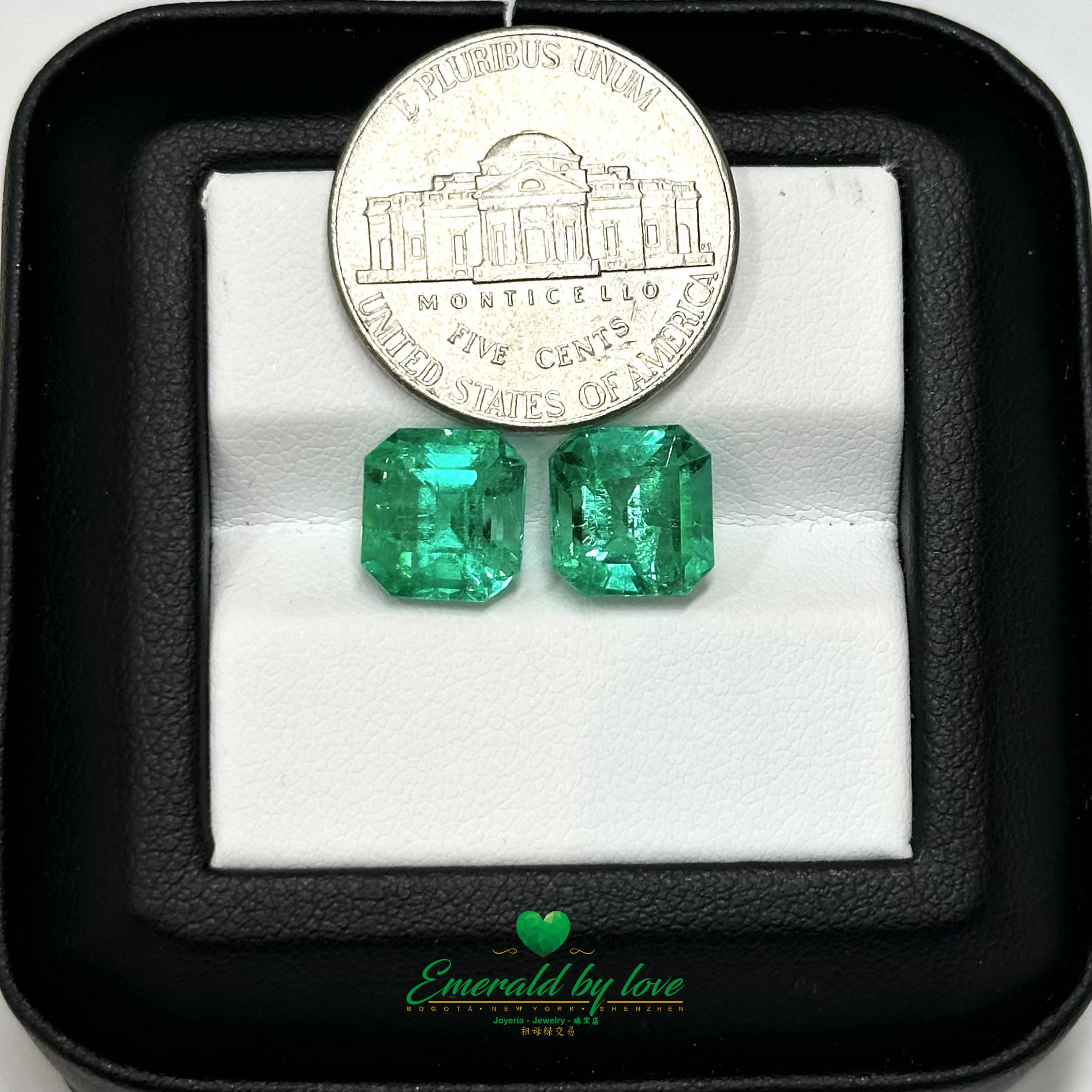 Élégance symphonique : paires assorties d'émeraudes colombiennes, 6,2 carats - forme carrée