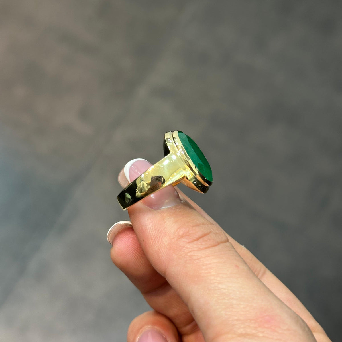 Anillo de esmeralda colombiana