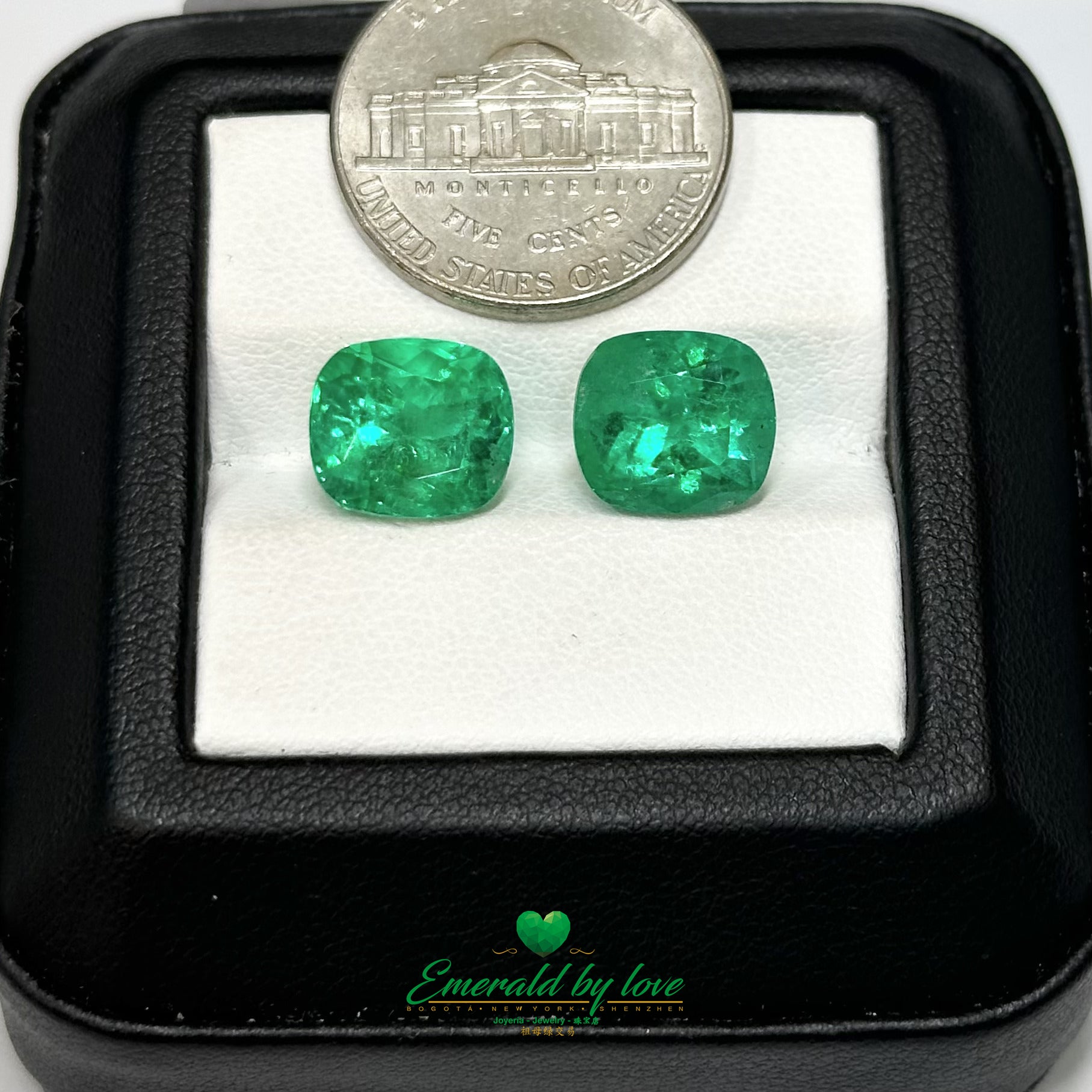 Duos radiants : paires assorties de coussins d’émeraude colombienne de 9,35 carats