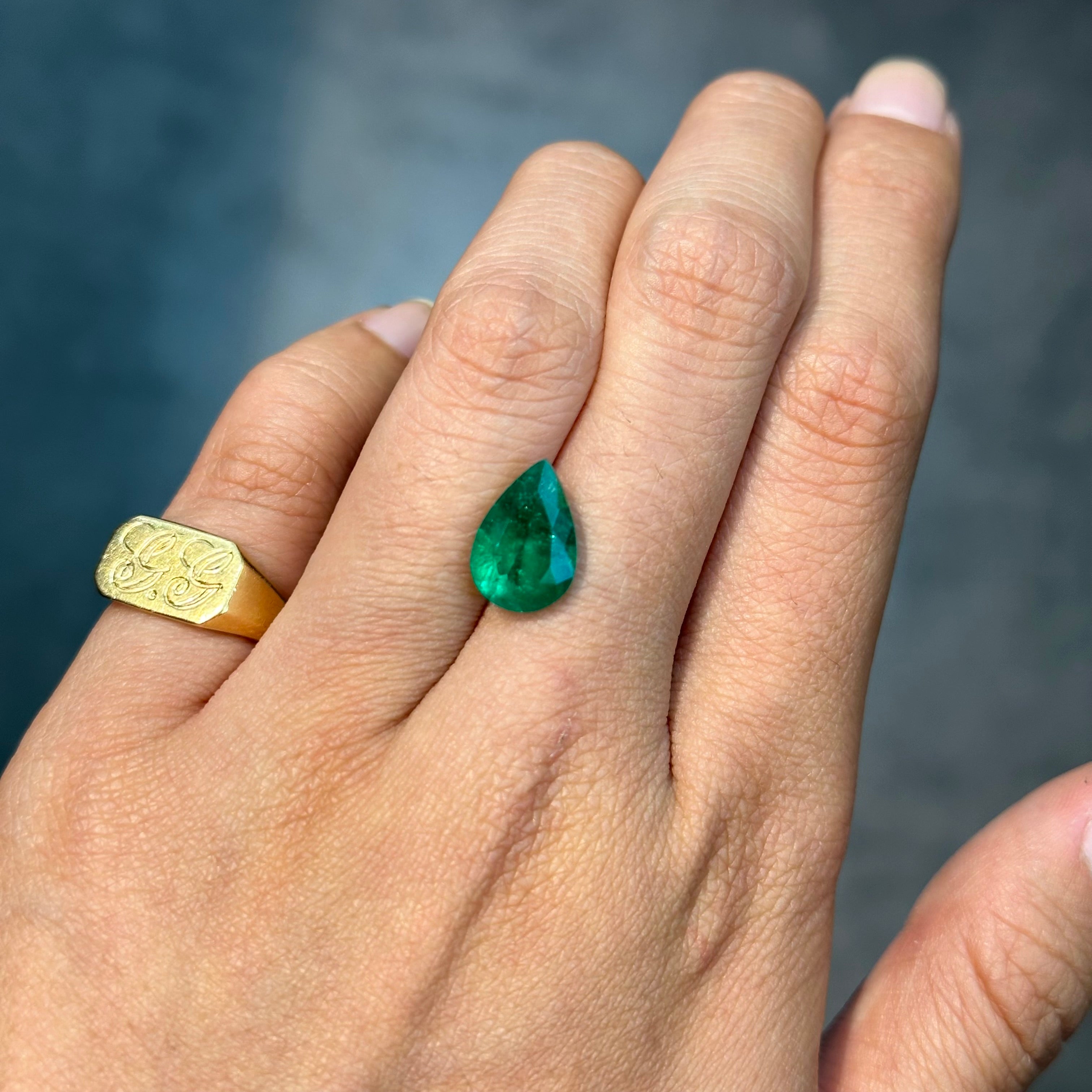 Splendeur scintillante : Émeraude colombienne en forme de poire de 2,98 carats