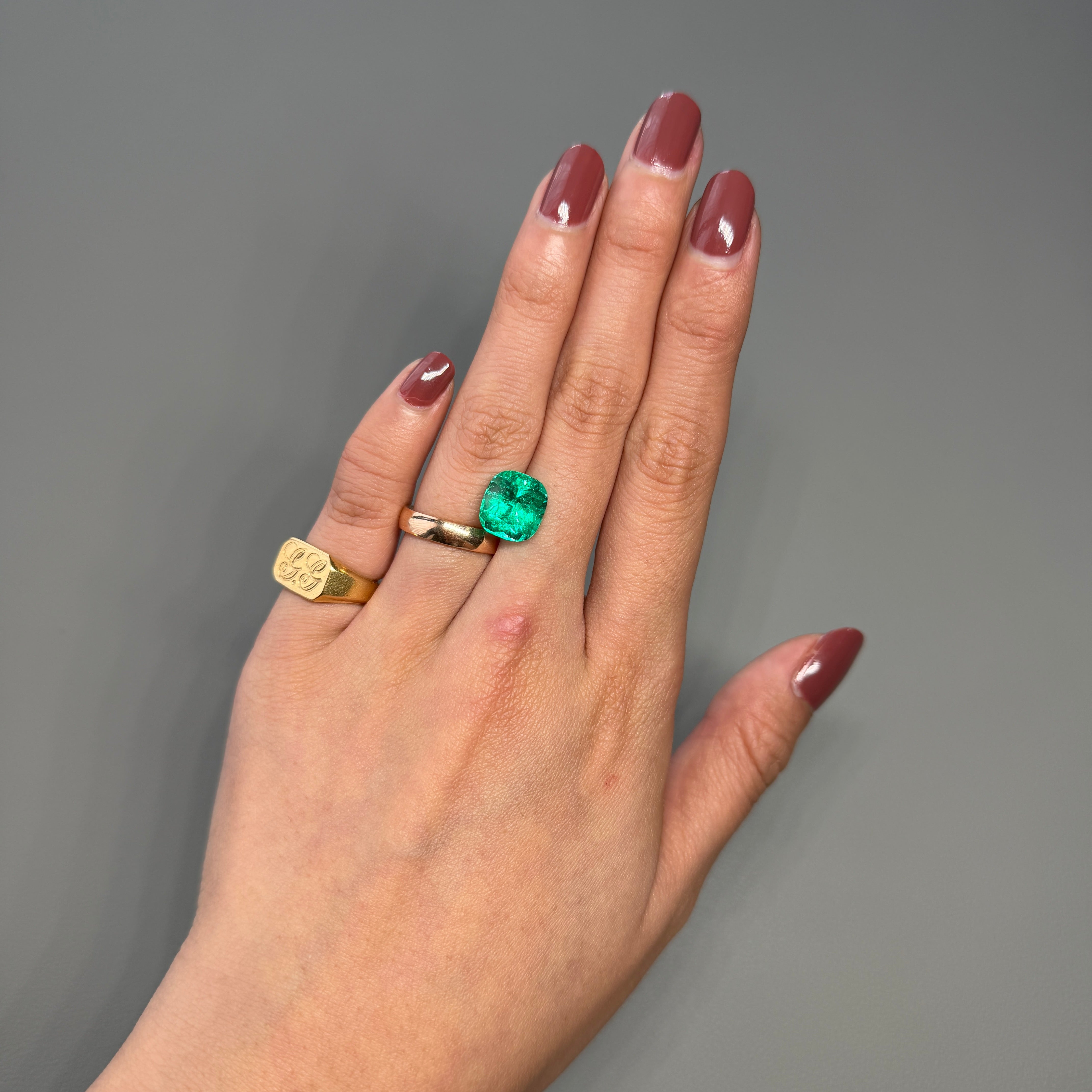 Beautiful 4.96 Carat Colombian Emerald – Oval Cushion Cut Fine Tone Gemstone