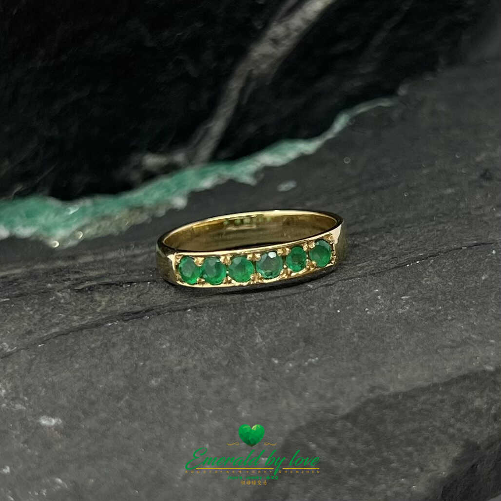 Inspirado en joyas de sello clásicas, este anillo une oro y esmeralda colombiana para un estilo distintivo y elegante."