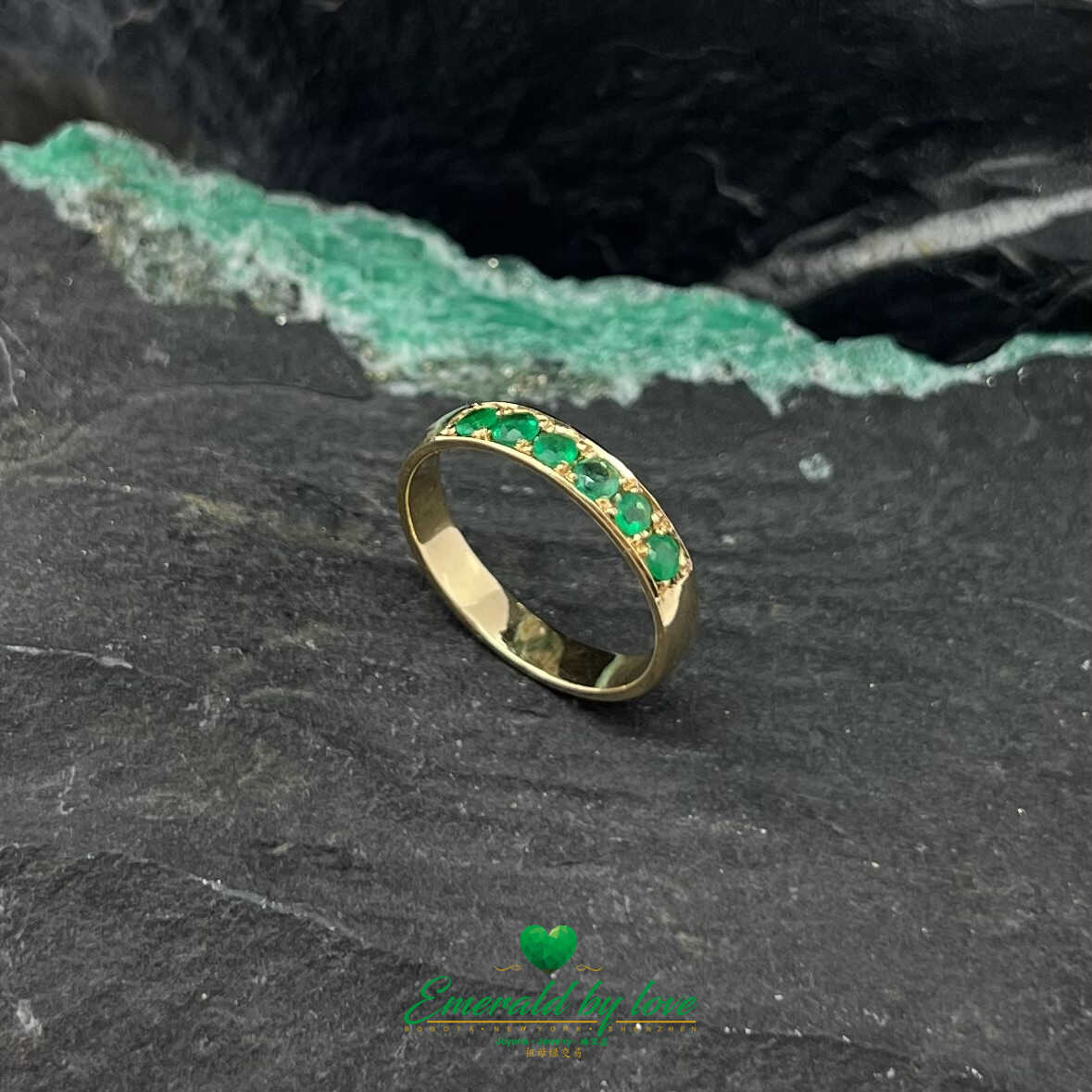 "Diseño único en oro con esmeralda colombiana y zafiro para quienes buscan piezas sofisticadas y llenas de personalidad."