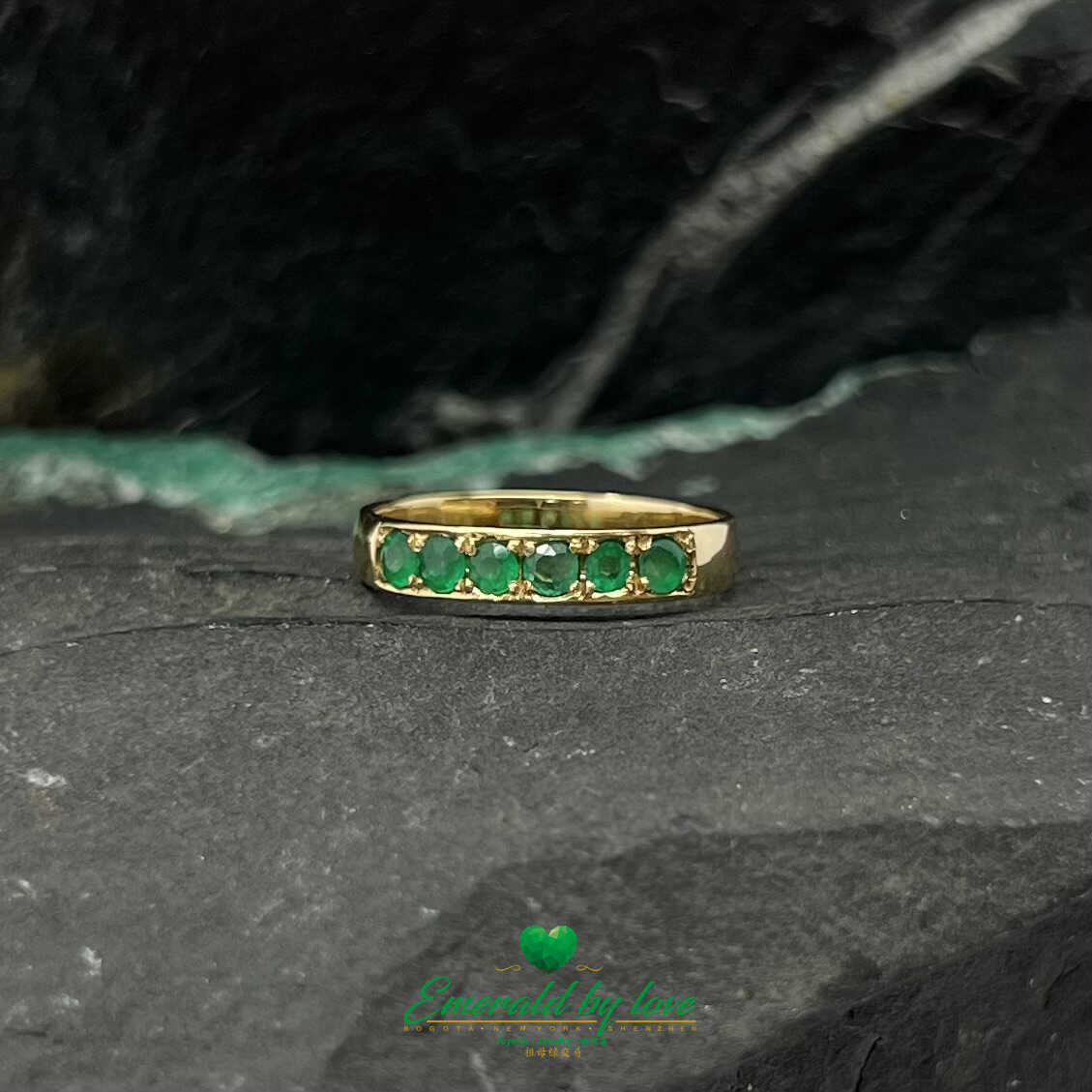 Diseño minimalista que combina oro fino y esmeralda colombiana para un look sofisticado sin extravagancias."