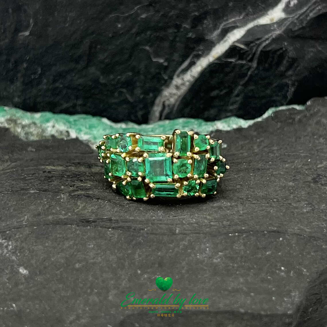 Descripción: "Un anillo solitario clásico con oro 14k y esmeralda colombiana, ideal para quienes prefieren un estilo elegante y minimalista."