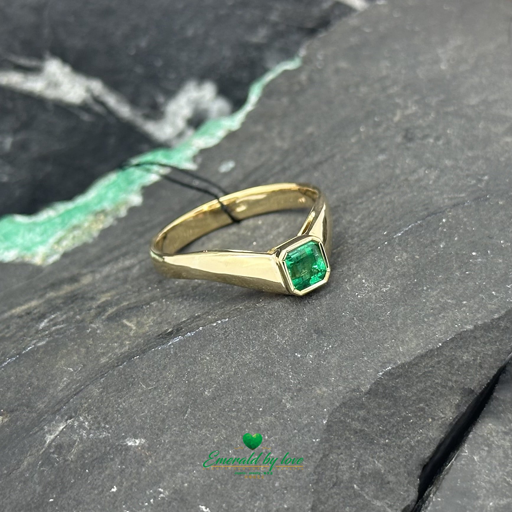 Celebrate milestones with a gold and Colombian emerald ring — elegance, meaning, and enduring value.