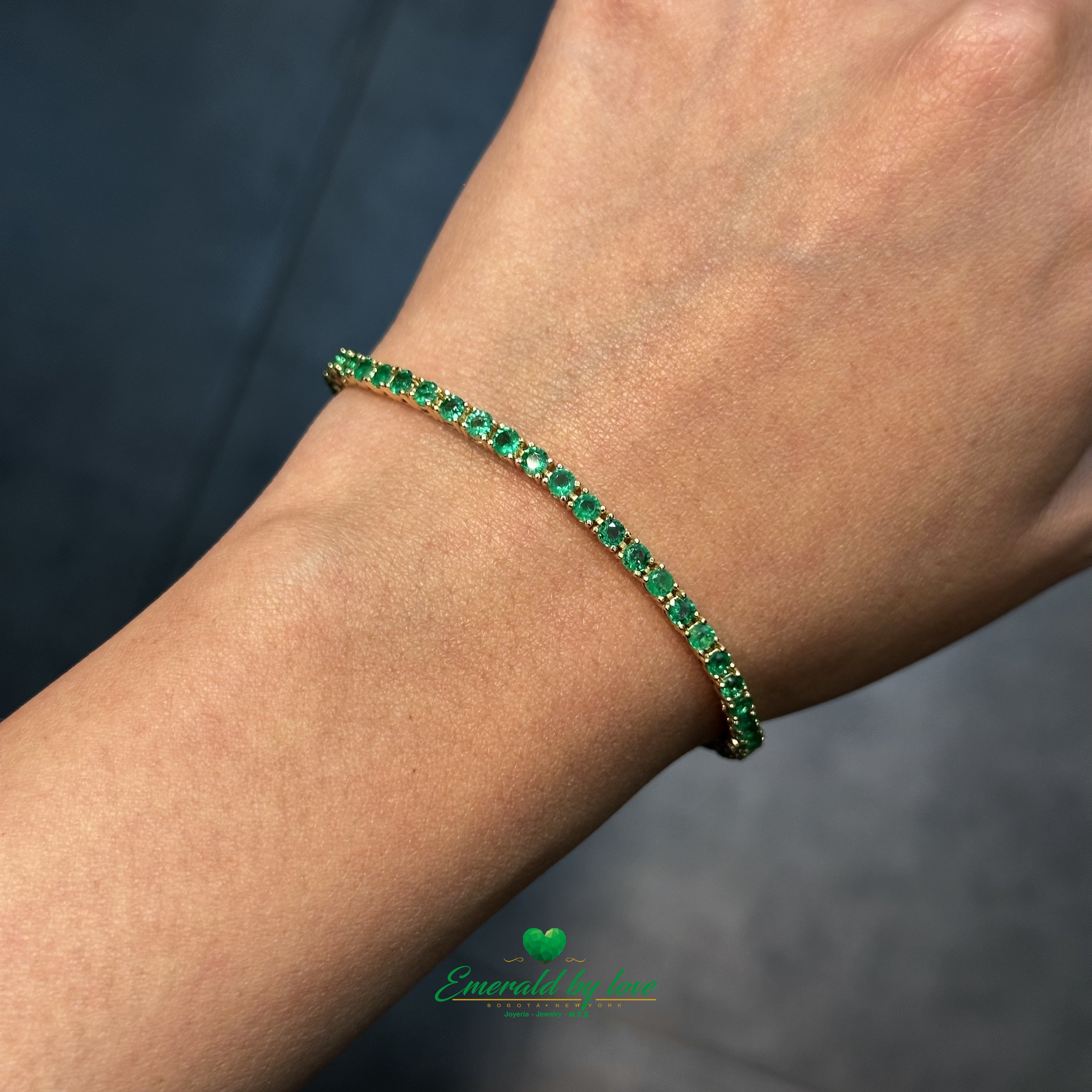 Slim Tennis Bracelet in 18K Yellow Gold with Prong-Set Colombian Emeralds and Diamond Clasp