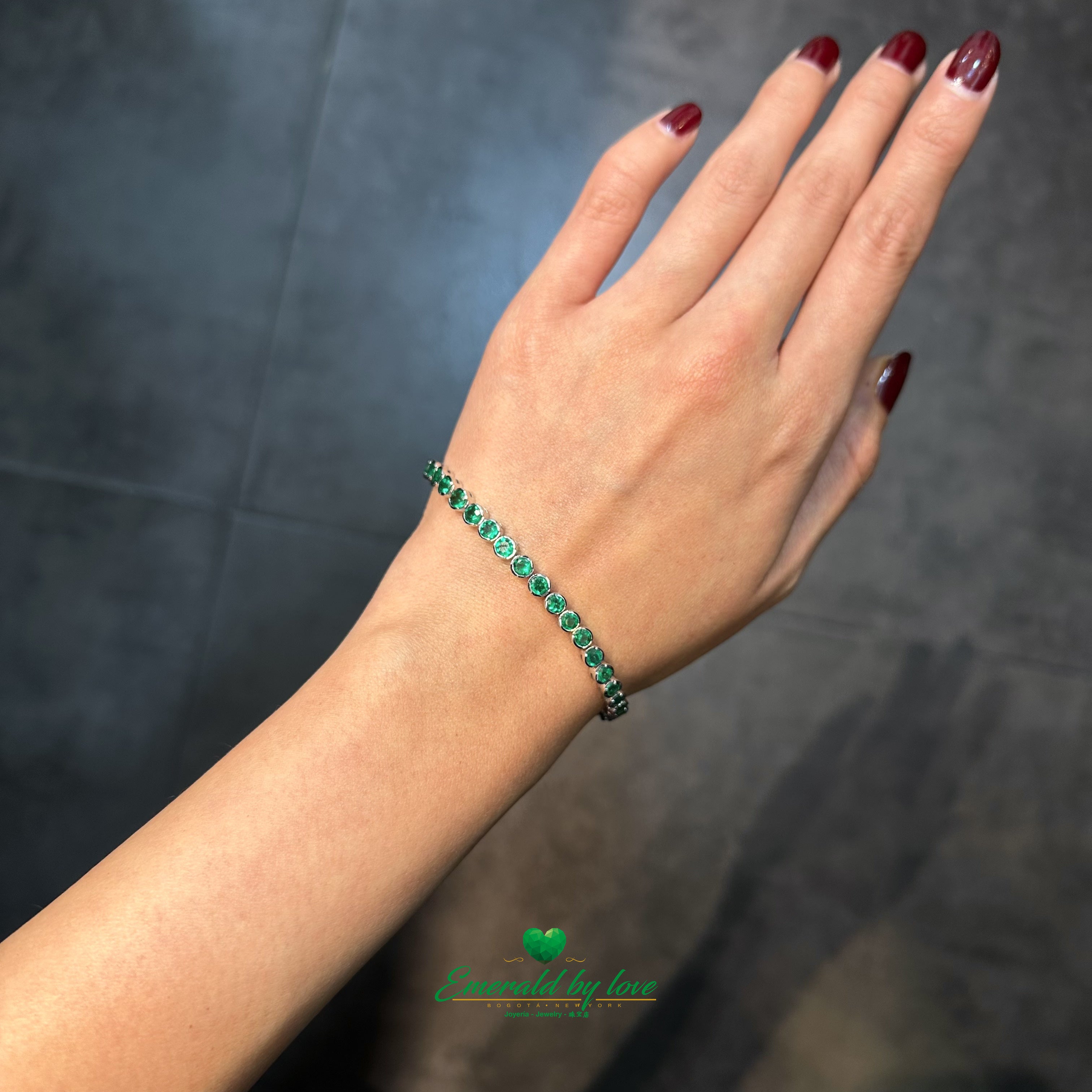 Tennis Bracelet in 18K White Gold with Bezel-Set Round Colombian Emeralds