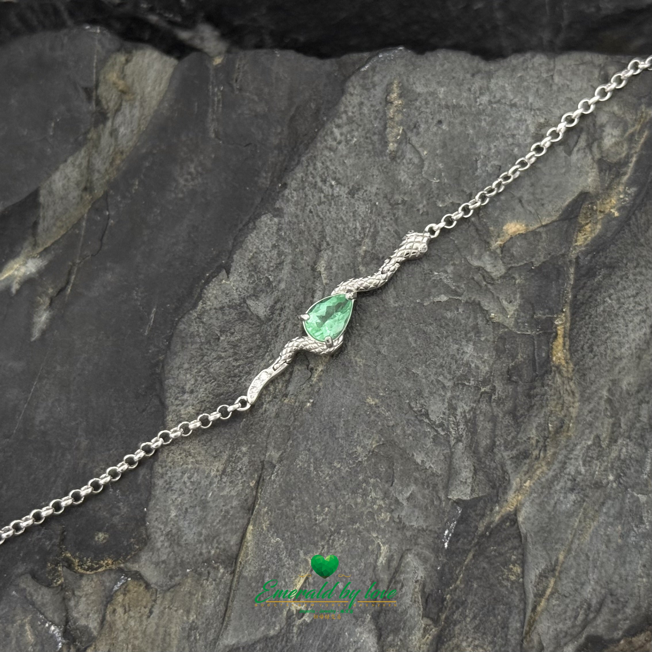 Superbe bracelet à breloques serpent avec émeraude en forme de larme centrale