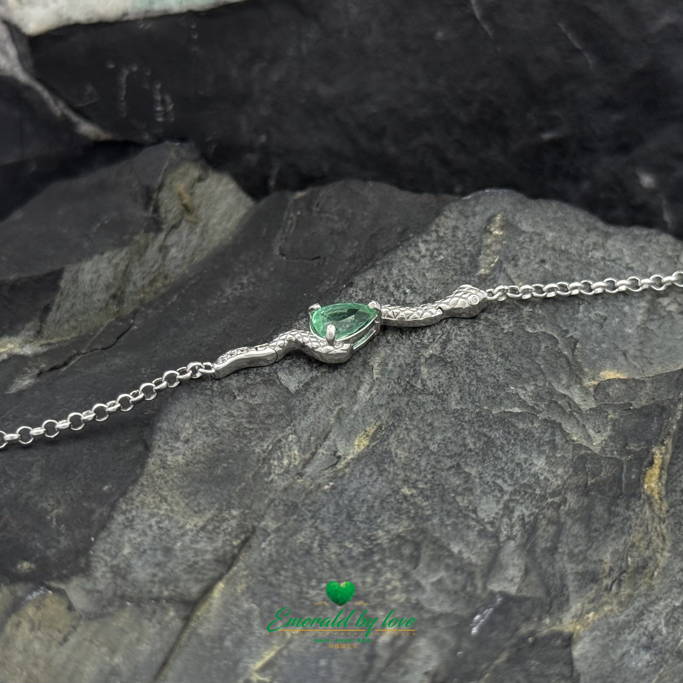 Superbe bracelet à breloques serpent avec émeraude en forme de larme centrale