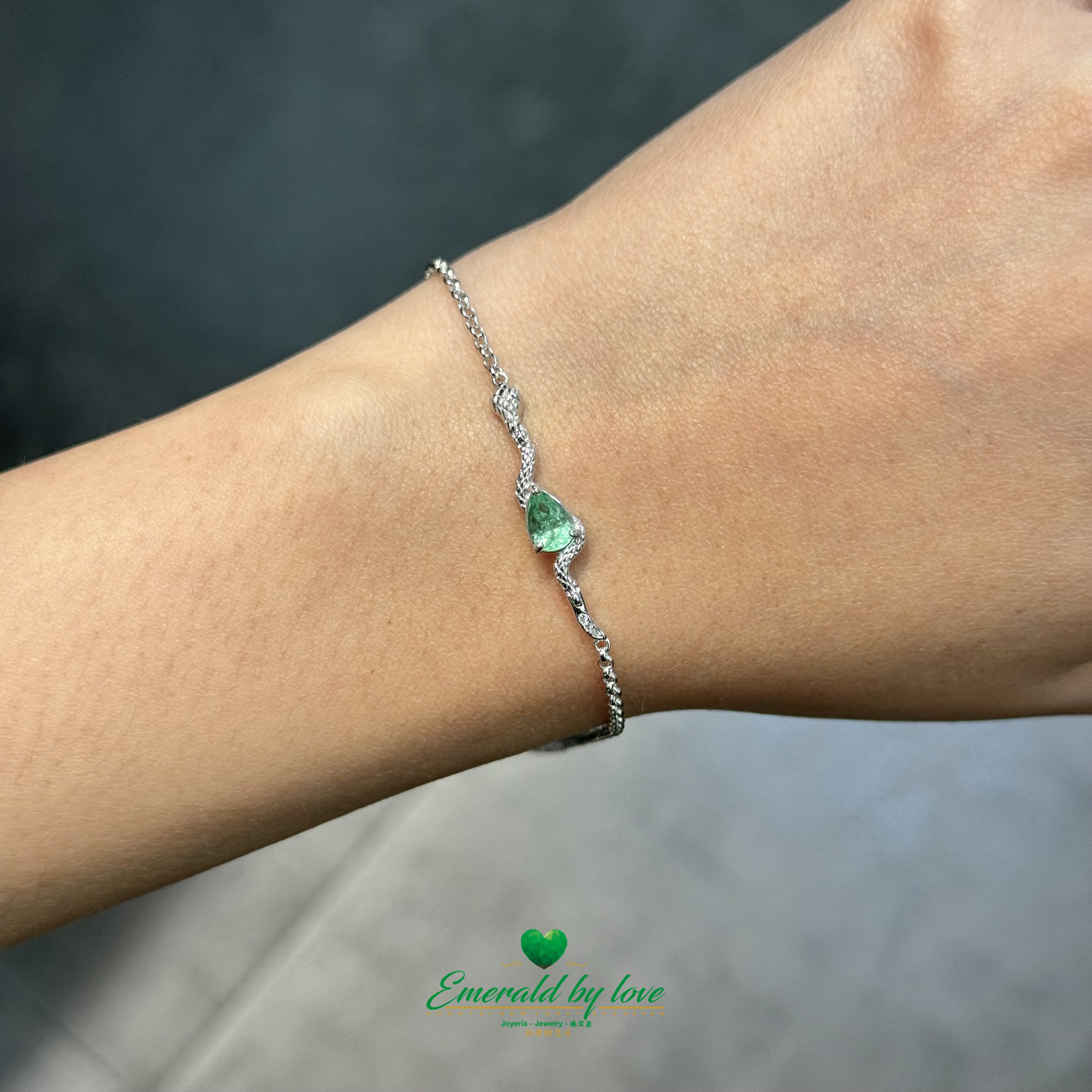 Superbe bracelet à breloques serpent avec émeraude en forme de larme centrale
