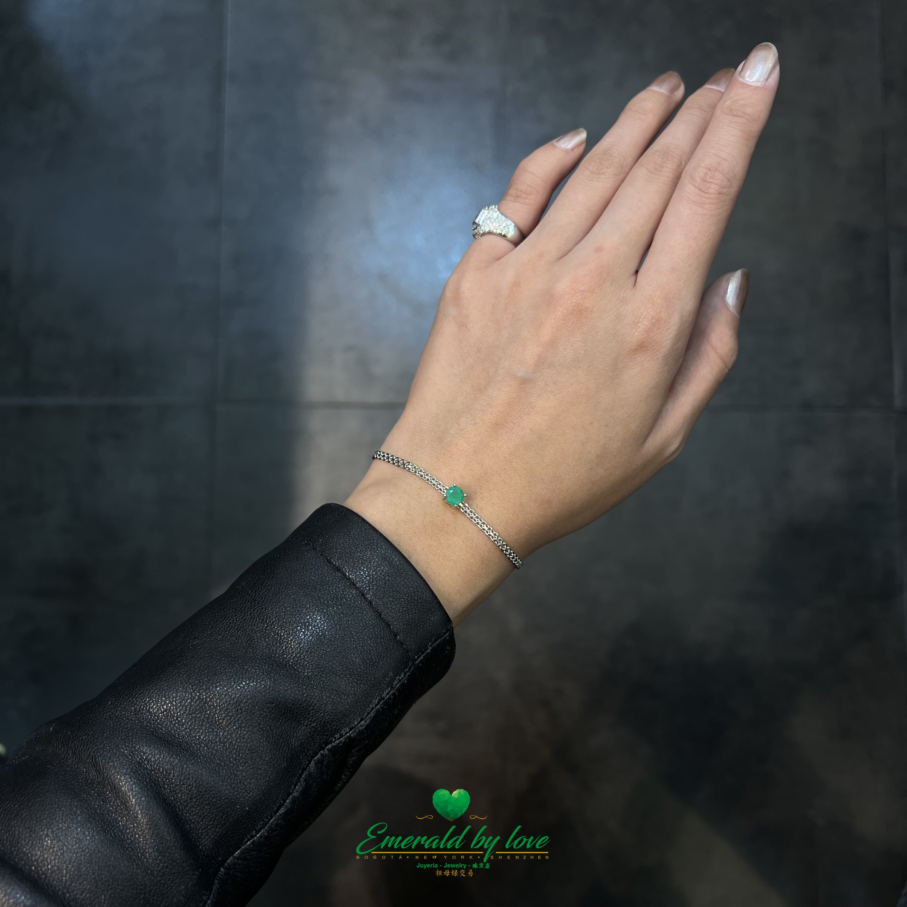 Pulsera de cadena de estilo chino con colgante de esmeralda redonda móvil