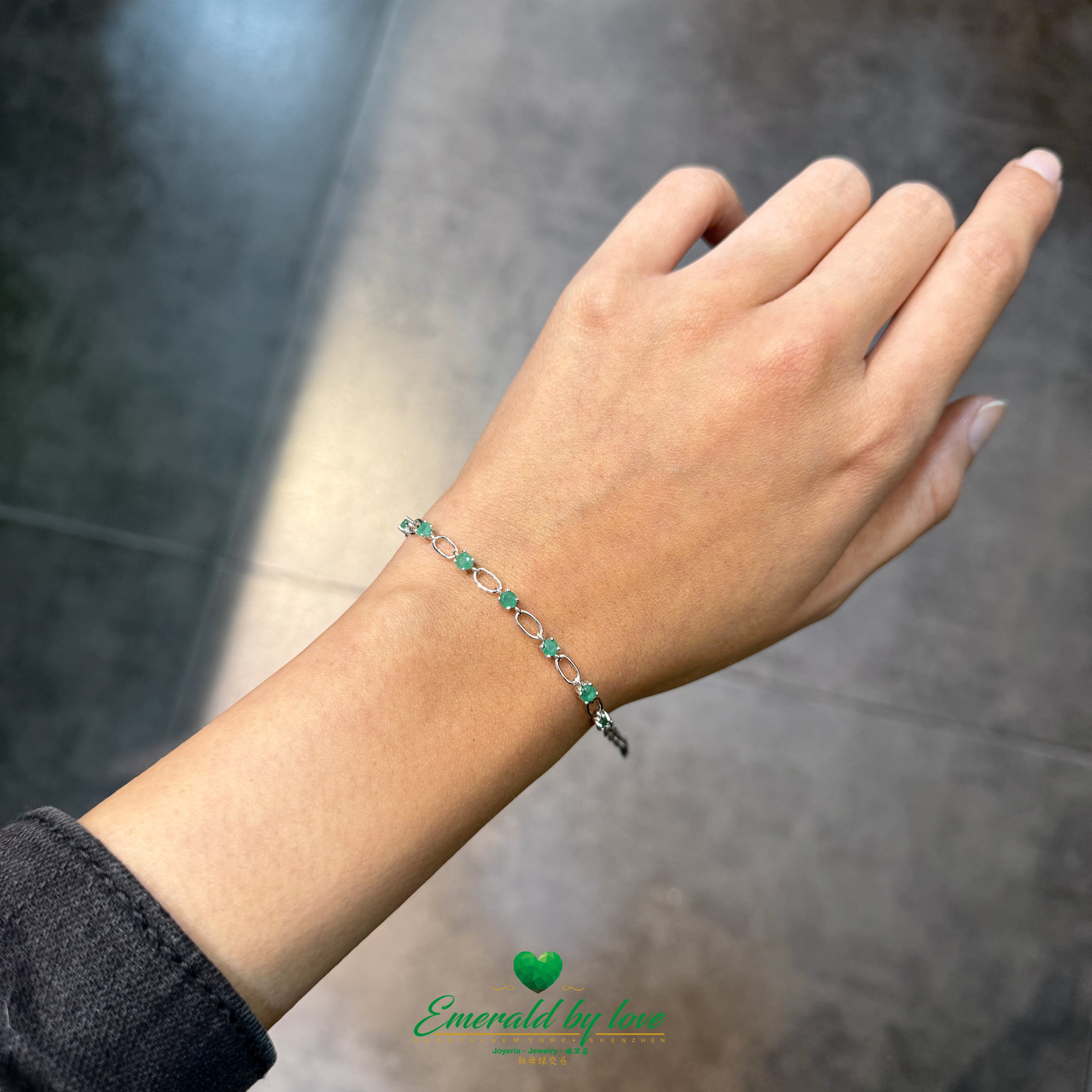 Round Emerald Bracelet – Alternating Silver Disc Design in 925 Sterling Silver