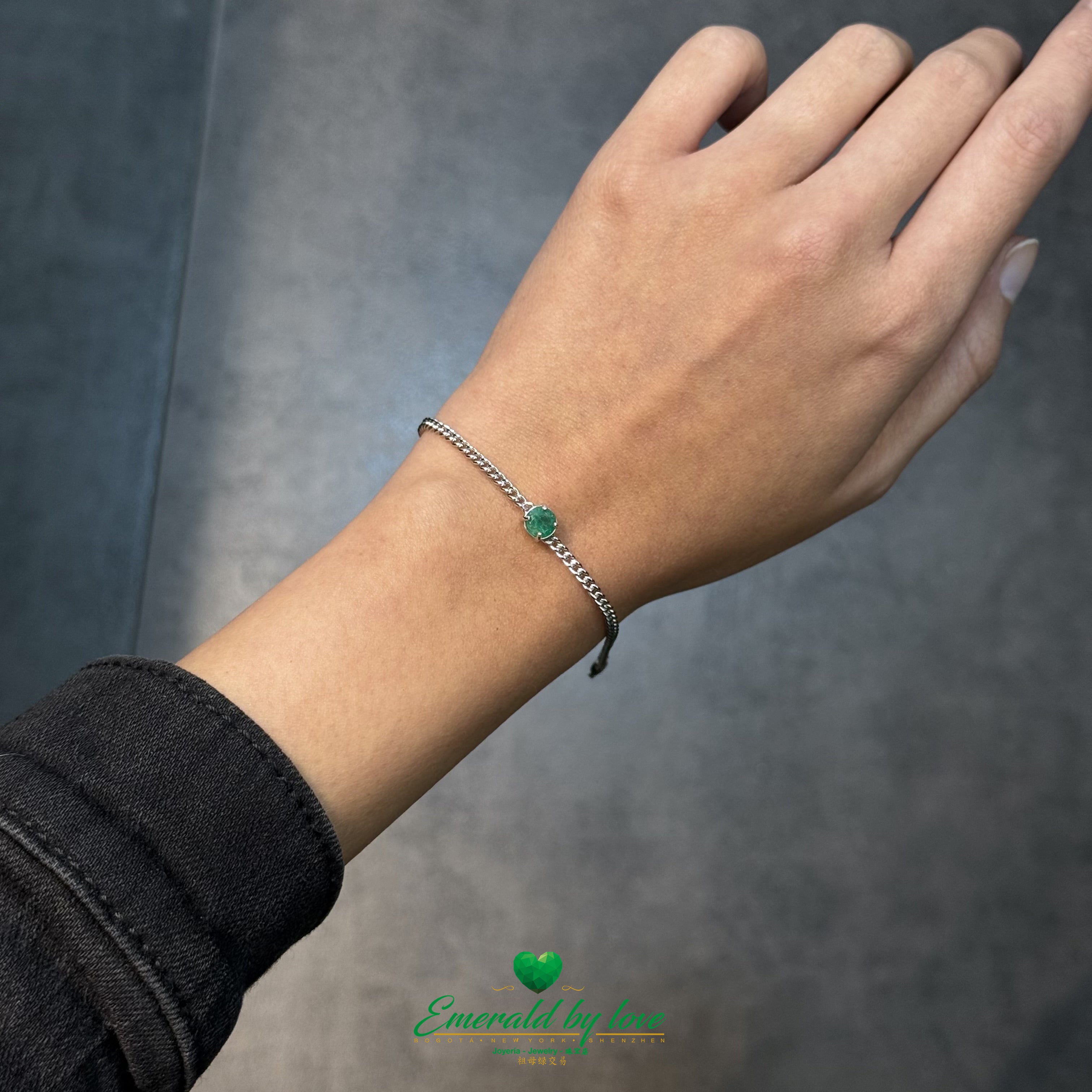 Round Colombian Emerald Bracelet with 4-Prong Setting on Bold Chain