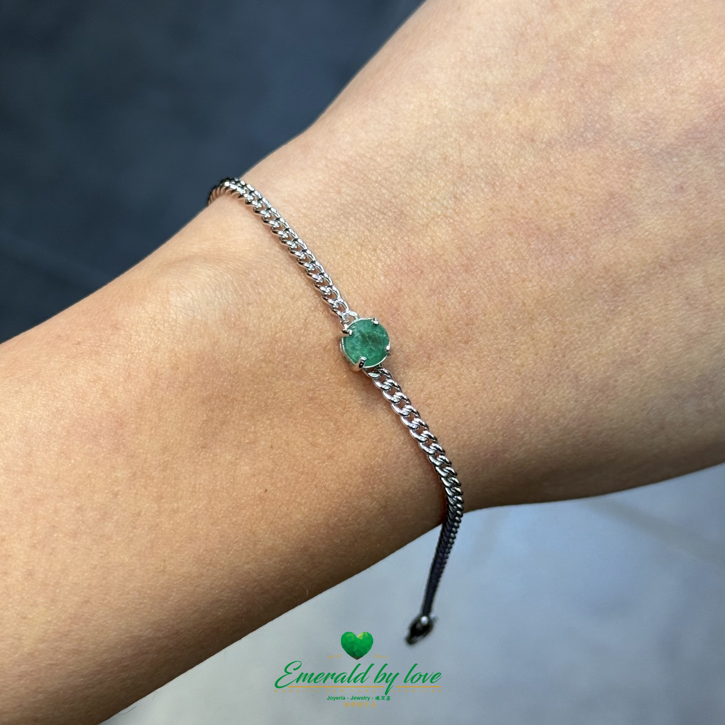 Round Colombian Emerald Bracelet with 4-Prong Setting on Bold Chain