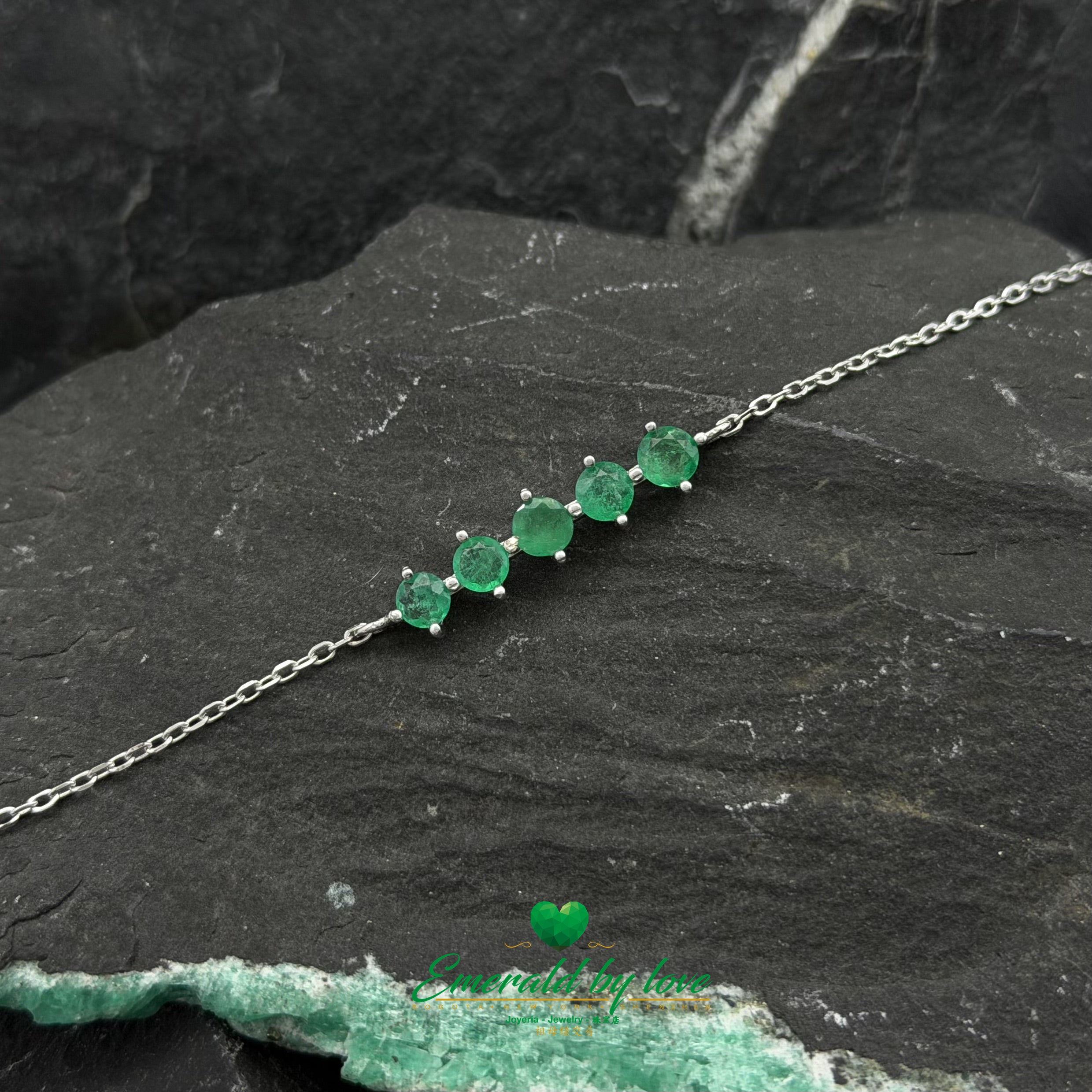 Bracelet en argent sterling avec cinq émeraudes centrales rondes aux teintes riches