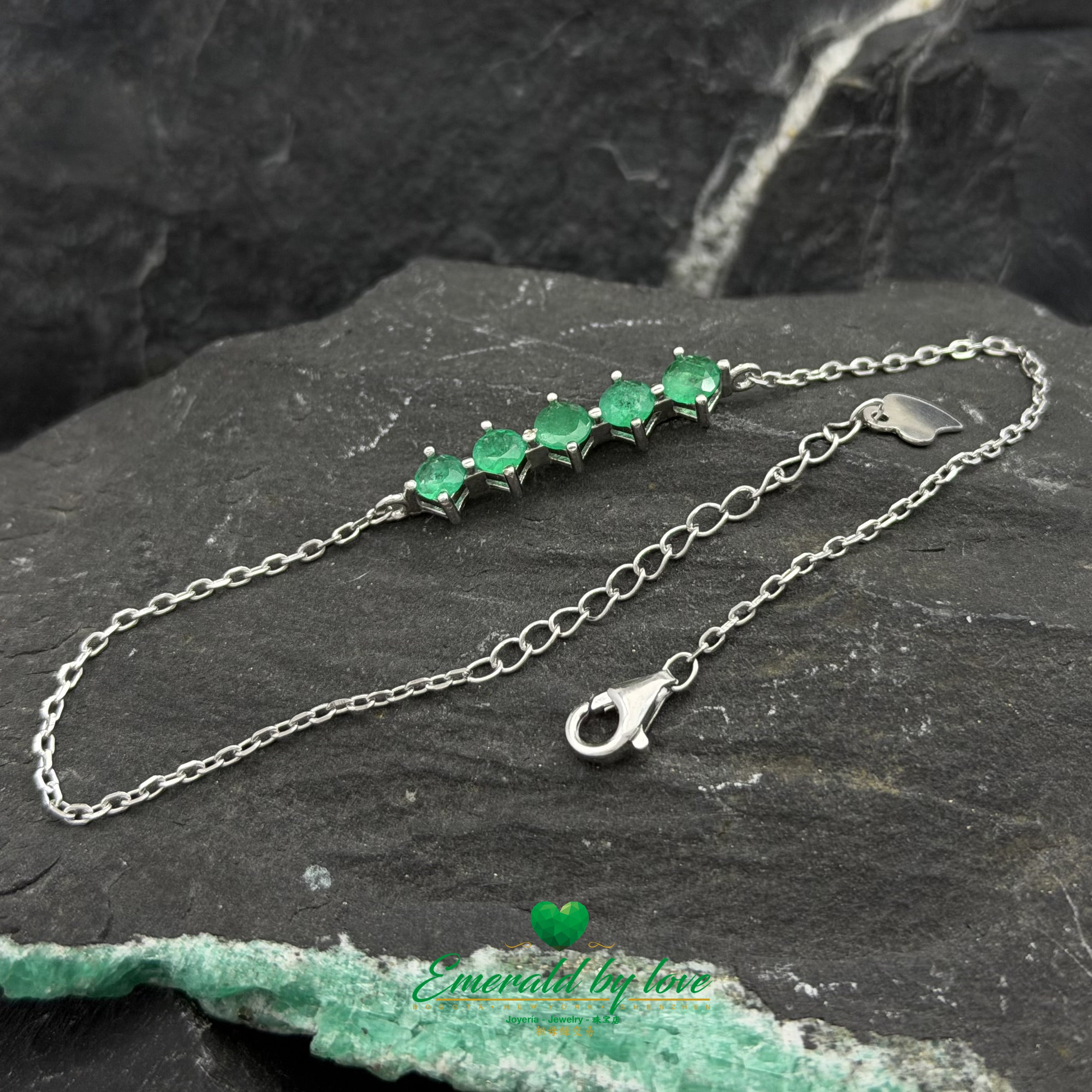 Bracelet en argent sterling avec cinq émeraudes centrales rondes aux teintes riches