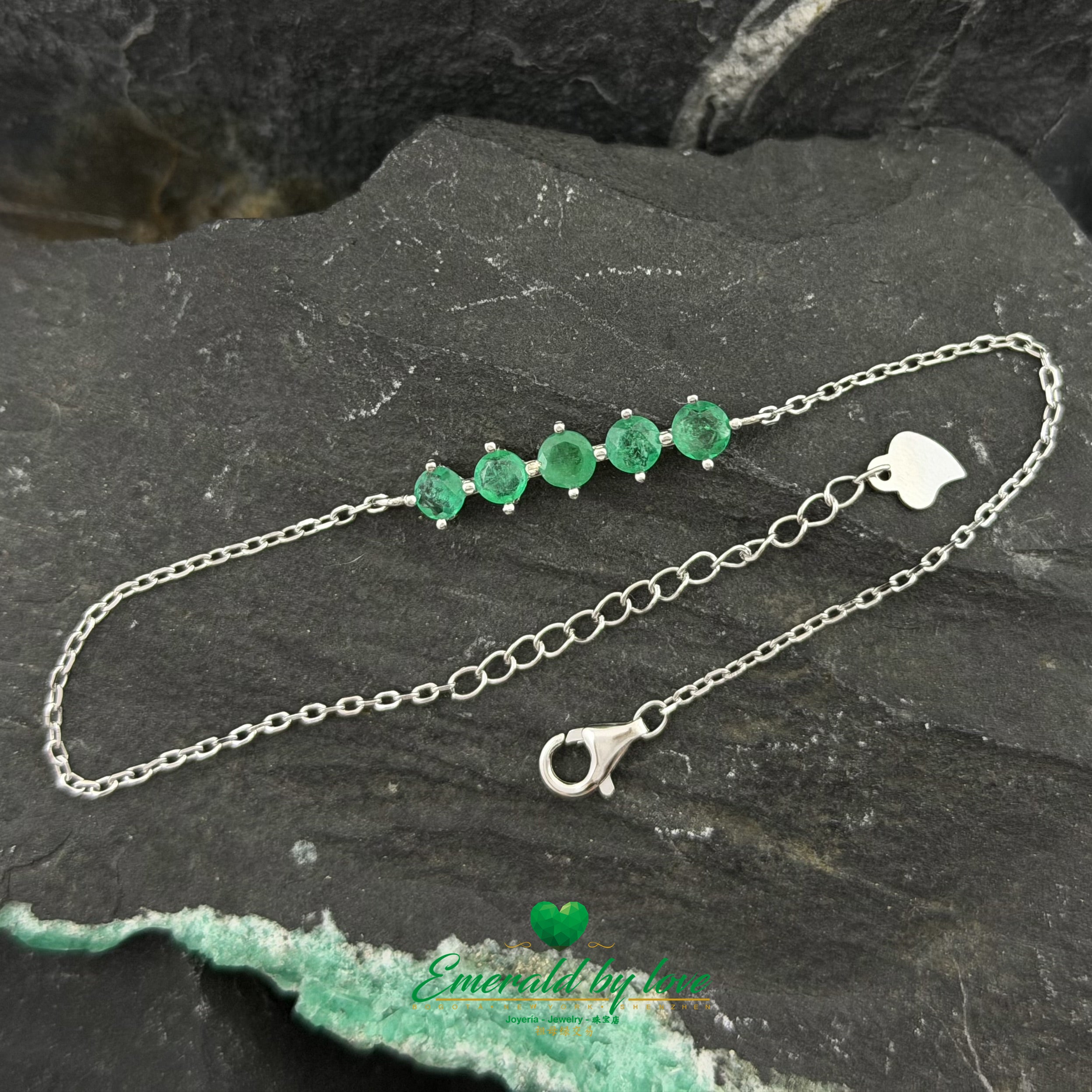 Bracelet en argent sterling avec cinq émeraudes centrales rondes aux teintes riches